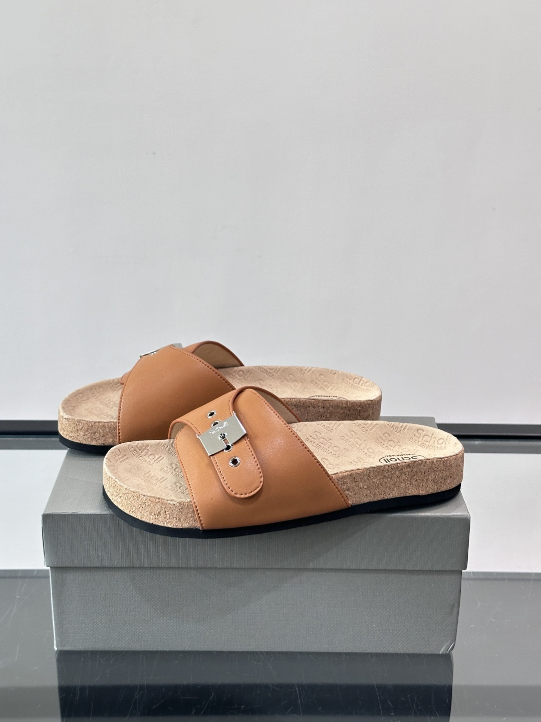 balenciaga&Birkenstock Boston联名款凉鞋🩴拖鞋，标志性双绑带+金属扣设计，牛