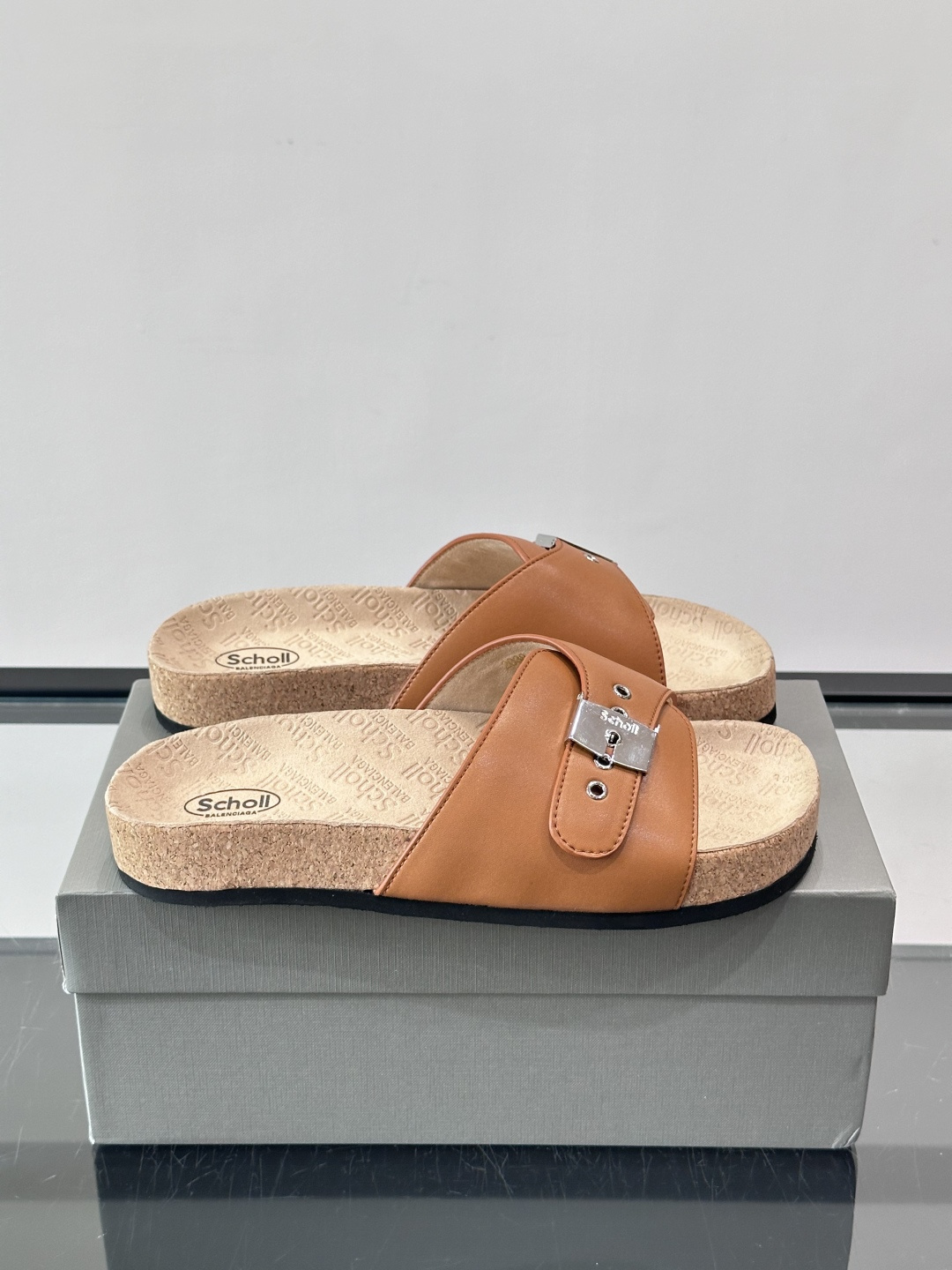 balenciaga&Birkenstock Boston联名款凉鞋🩴拖鞋，标志性双绑带+金属扣设计，牛
