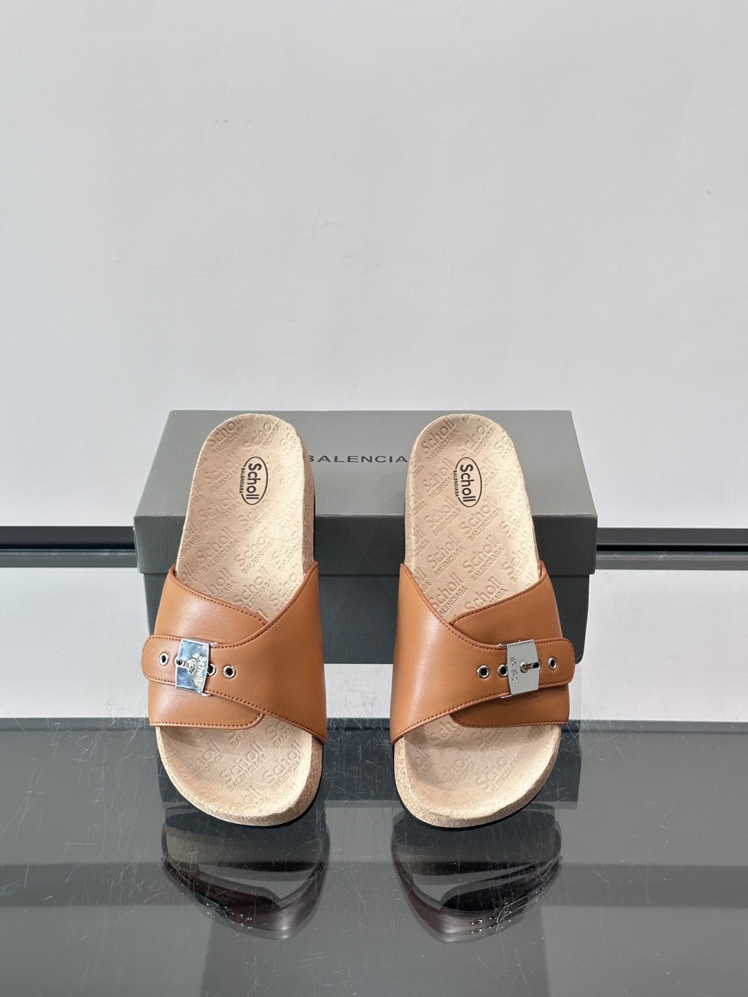 balenciaga&Birkenstock Boston联名款凉鞋🩴拖鞋，标志性双绑带+金属扣设计，牛
