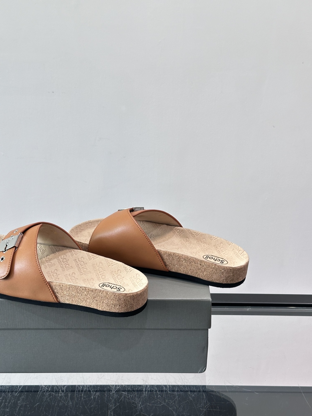 balenciaga&Birkenstock Boston联名款凉鞋🩴拖鞋，标志性双绑带+金属扣设计，牛