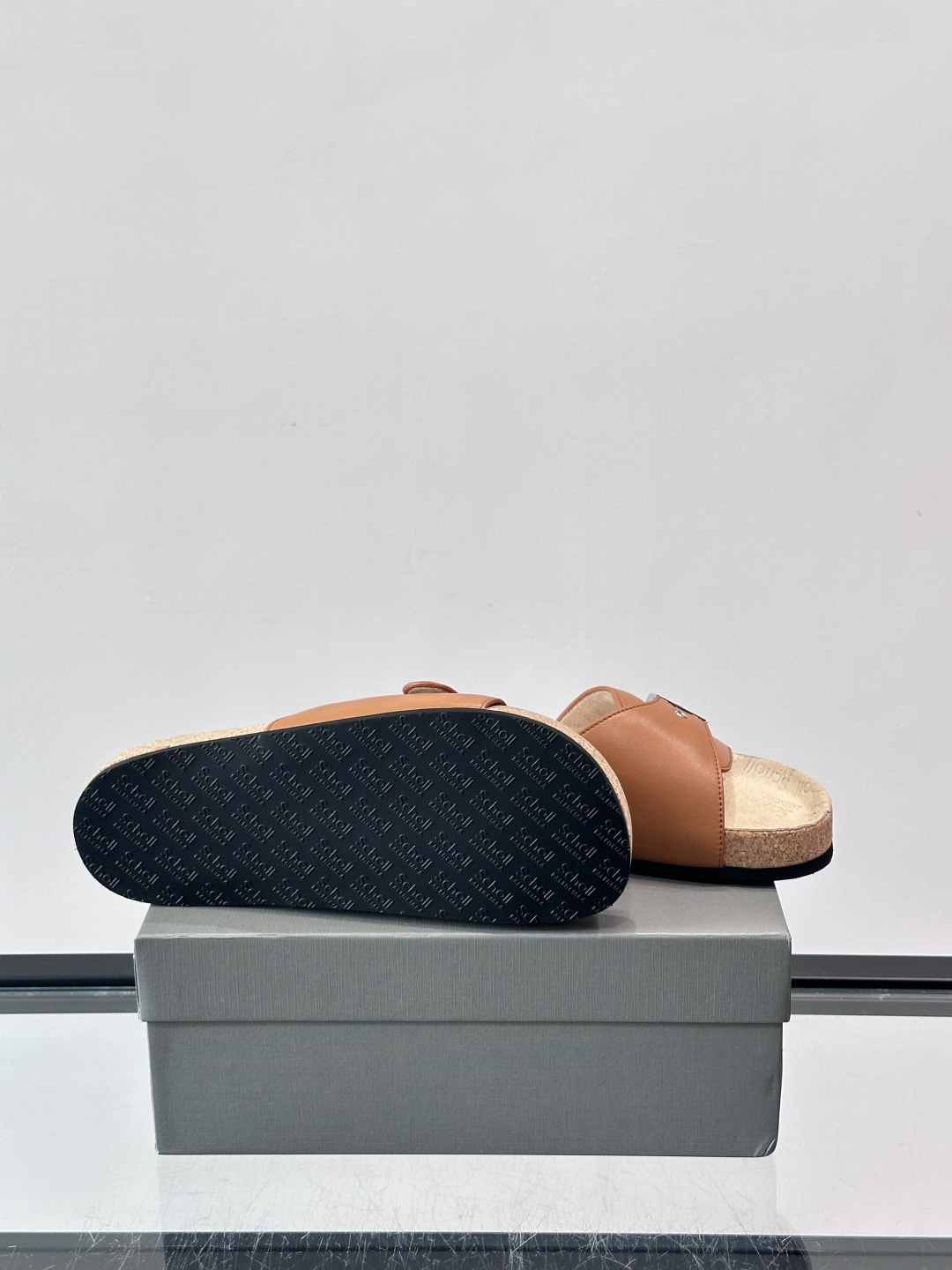 balenciaga&Birkenstock Boston联名款凉鞋🩴拖鞋，标志性双绑带+金属扣设计，牛