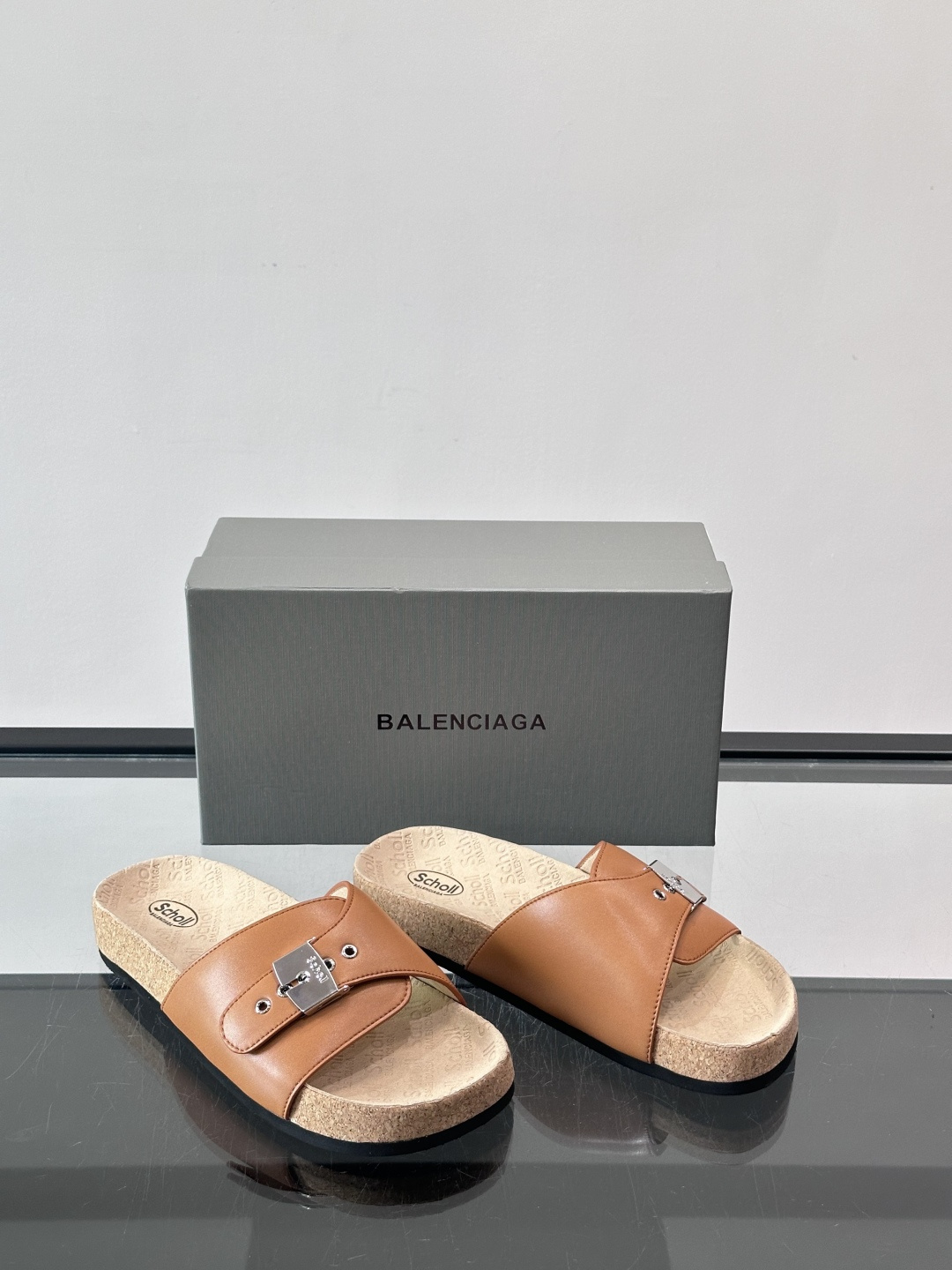 balenciaga&Birkenstock Boston联名款凉鞋🩴拖鞋，标志性双绑带+金属扣设计，牛
