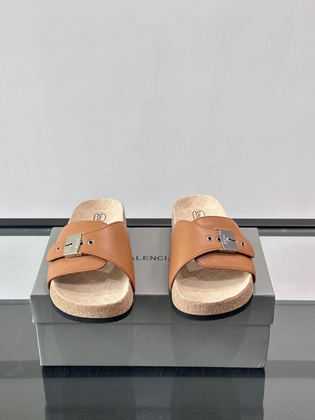 balenciaga&Birkenstock Boston联名款凉鞋🩴拖鞋，标志性双绑带+金属扣设计，牛