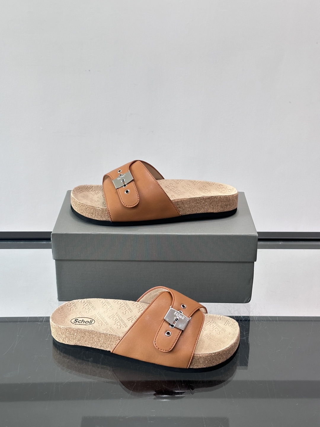 balenciaga&Birkenstock Boston联名款凉鞋🩴拖鞋，标志性双绑带+金属扣设计，牛