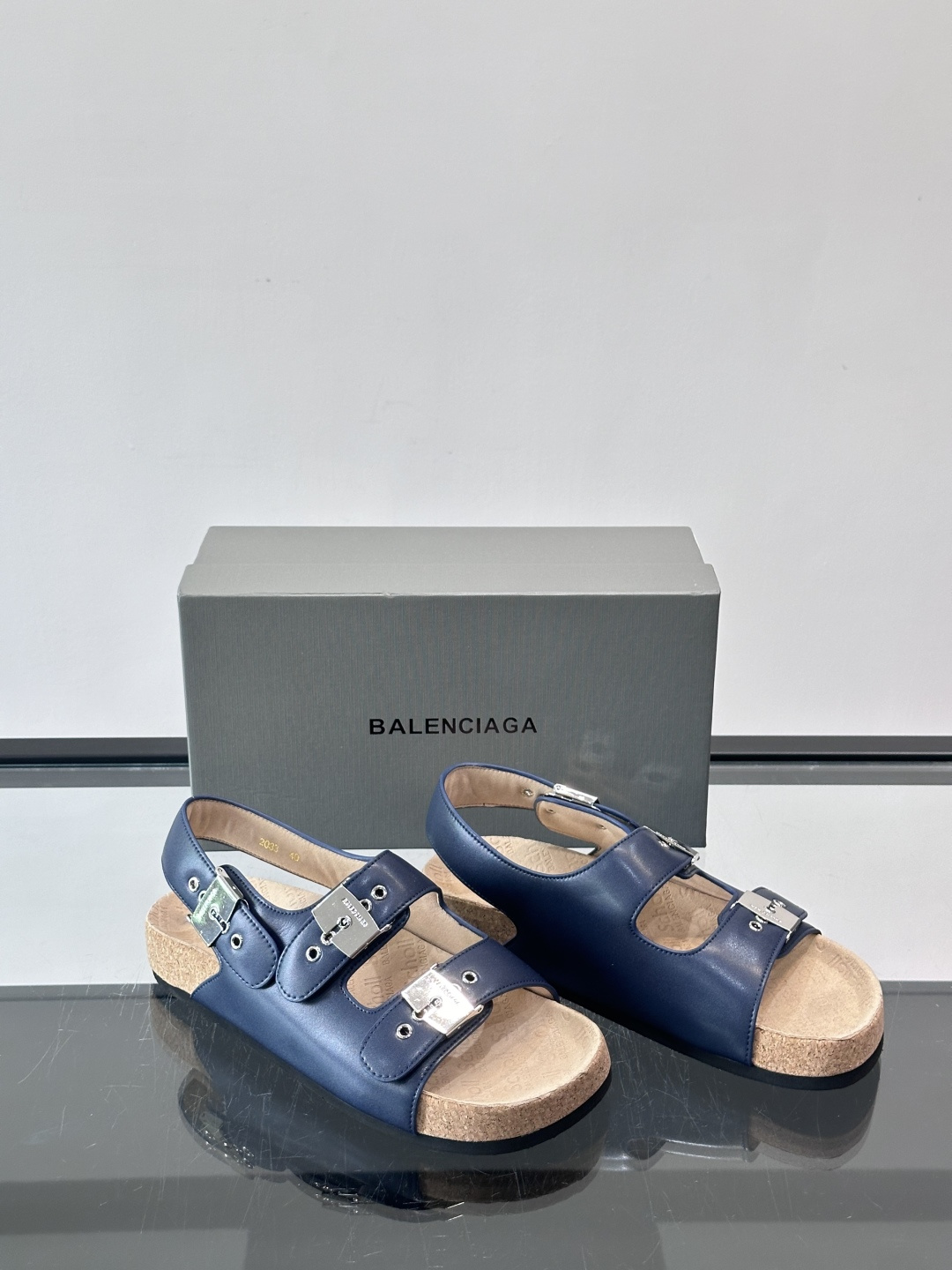 balenciaga&Birkenstock Boston联名款凉鞋🩴拖鞋，标志性双绑带+金属扣设计，牛