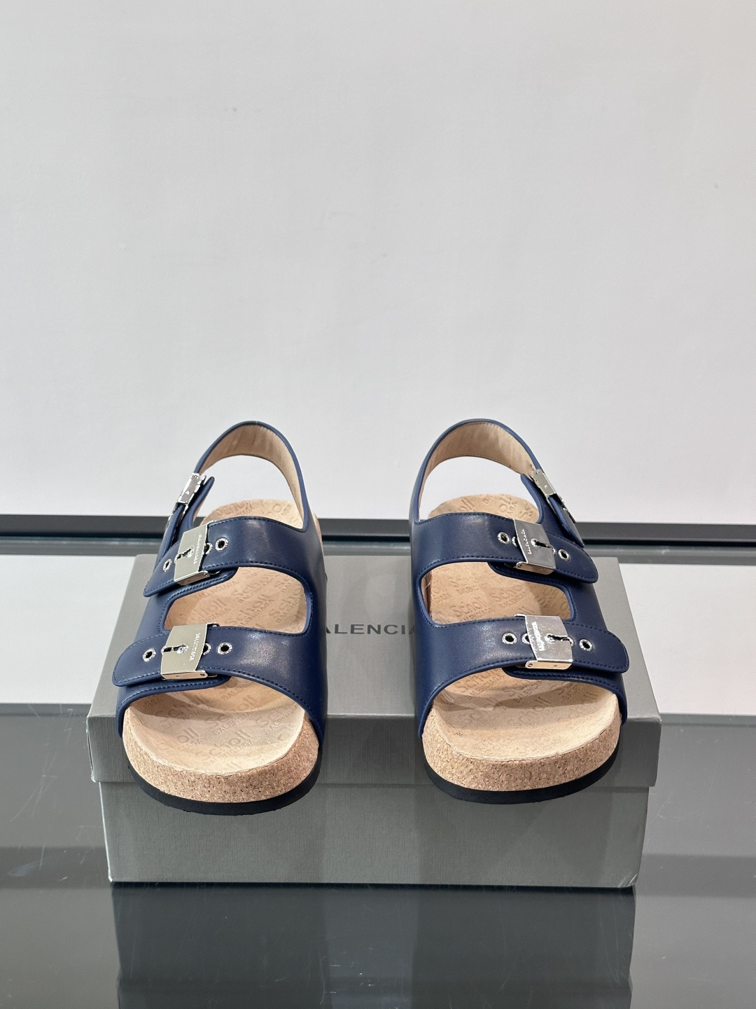 balenciaga&Birkenstock Boston联名款凉鞋🩴拖鞋，标志性双绑带+金属扣设计，牛
