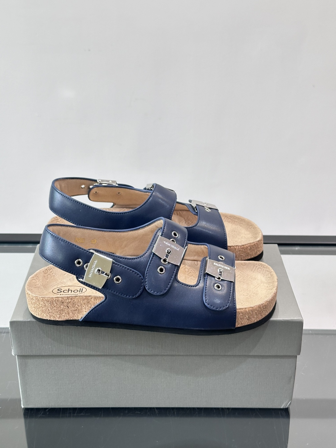 balenciaga&Birkenstock Boston联名款凉鞋🩴拖鞋，标志性双绑带+金属扣设计，牛