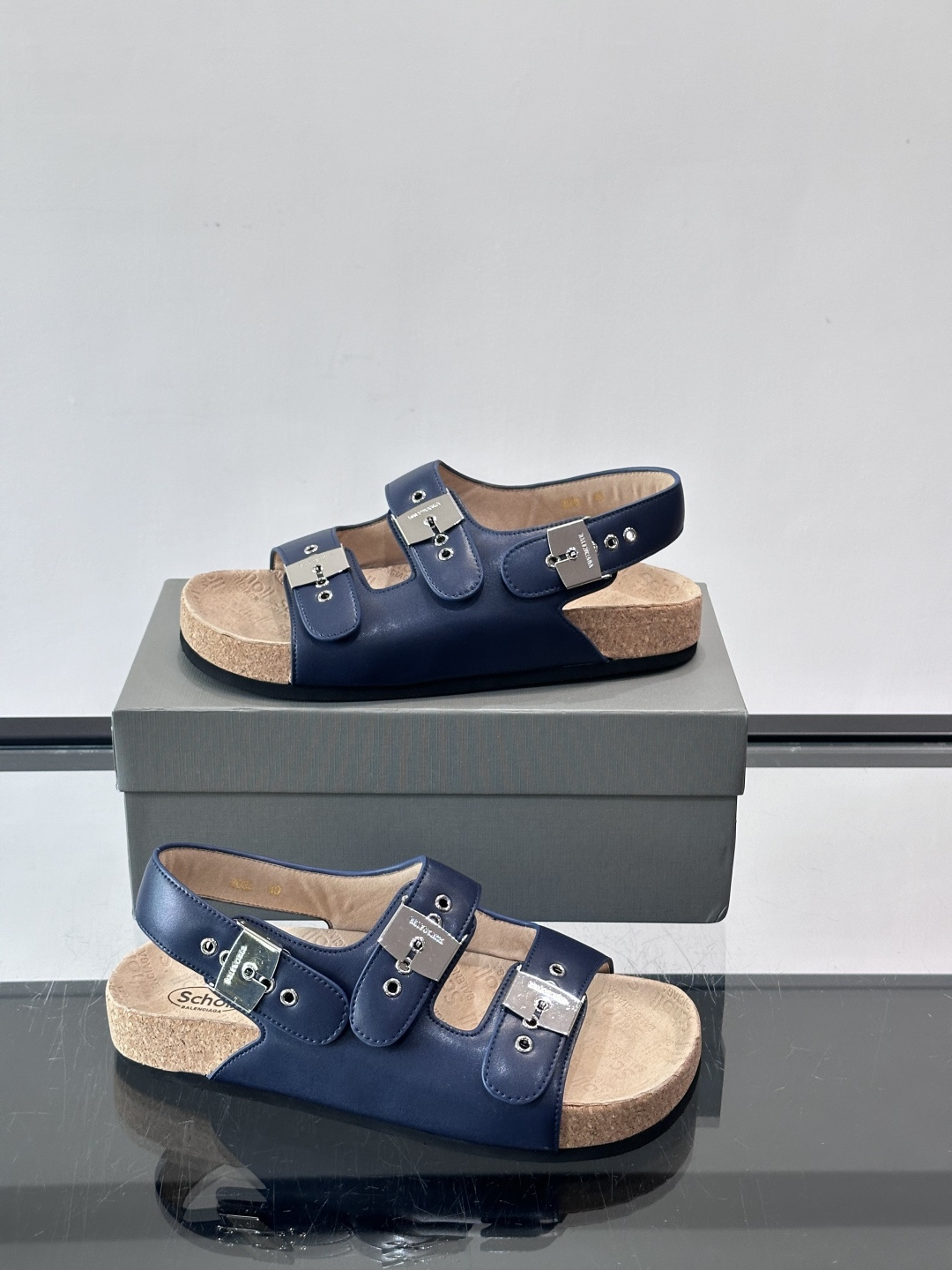 balenciaga&Birkenstock Boston联名款凉鞋🩴拖鞋，标志性双绑带+金属扣设计，牛