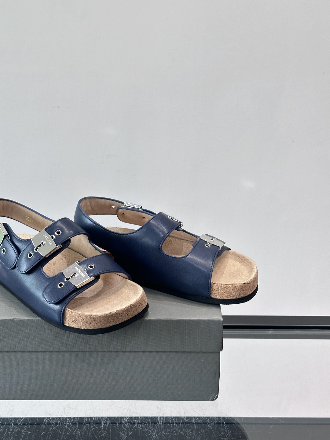 balenciaga&Birkenstock Boston联名款凉鞋🩴拖鞋，标志性双绑带+金属扣设计，牛