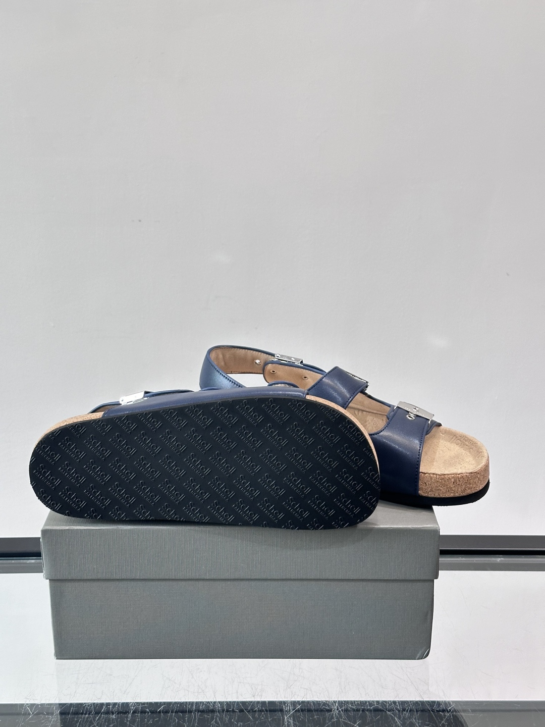 balenciaga&Birkenstock Boston联名款凉鞋🩴拖鞋，标志性双绑带+金属扣设计，牛