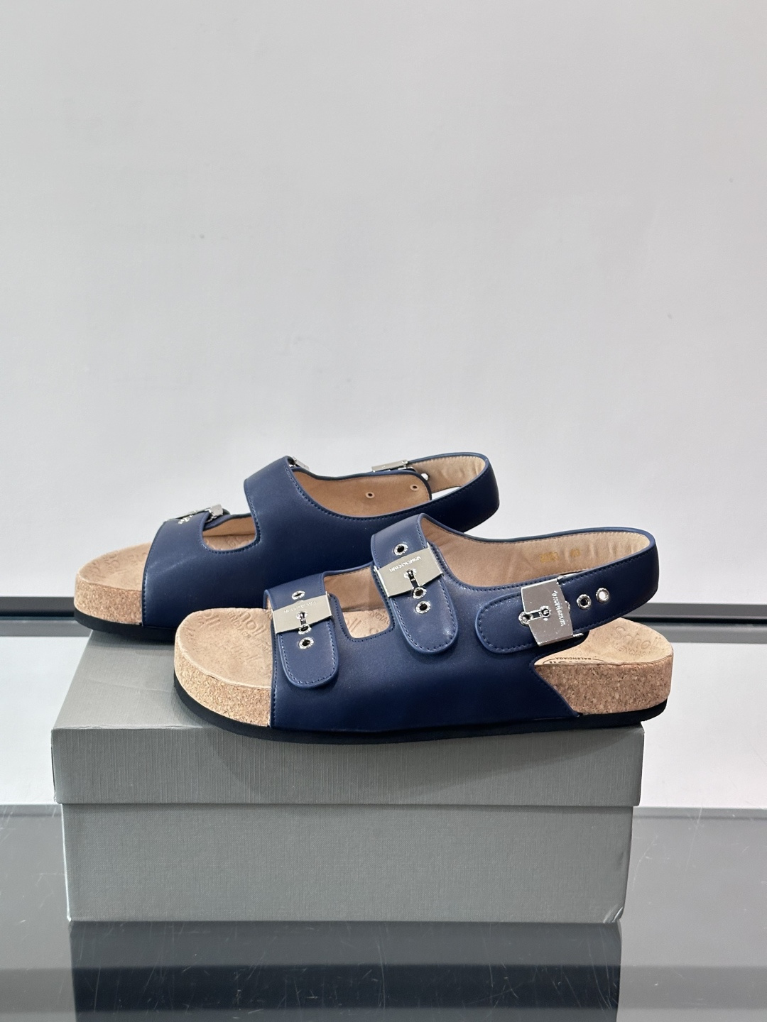 balenciaga&Birkenstock Boston联名款凉鞋🩴拖鞋，标志性双绑带+金属扣设计，牛