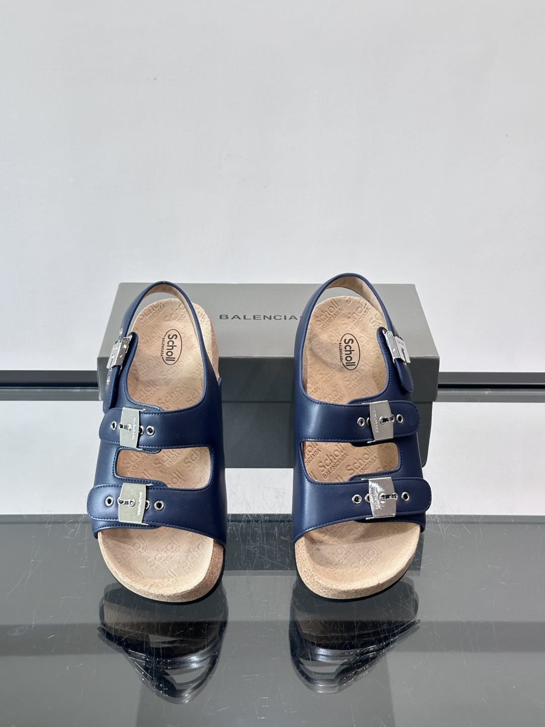balenciaga&Birkenstock Boston联名款凉鞋🩴拖鞋，标志性双绑带+金属扣设计，牛