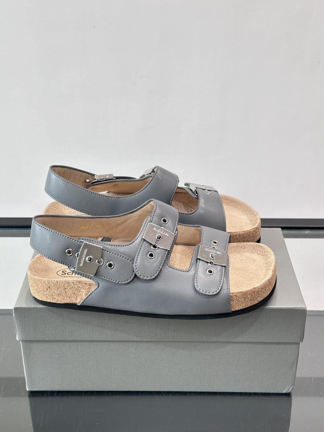 balenciaga&Birkenstock Boston联名款凉鞋🩴拖鞋，标志性双绑带+金属扣设计，牛