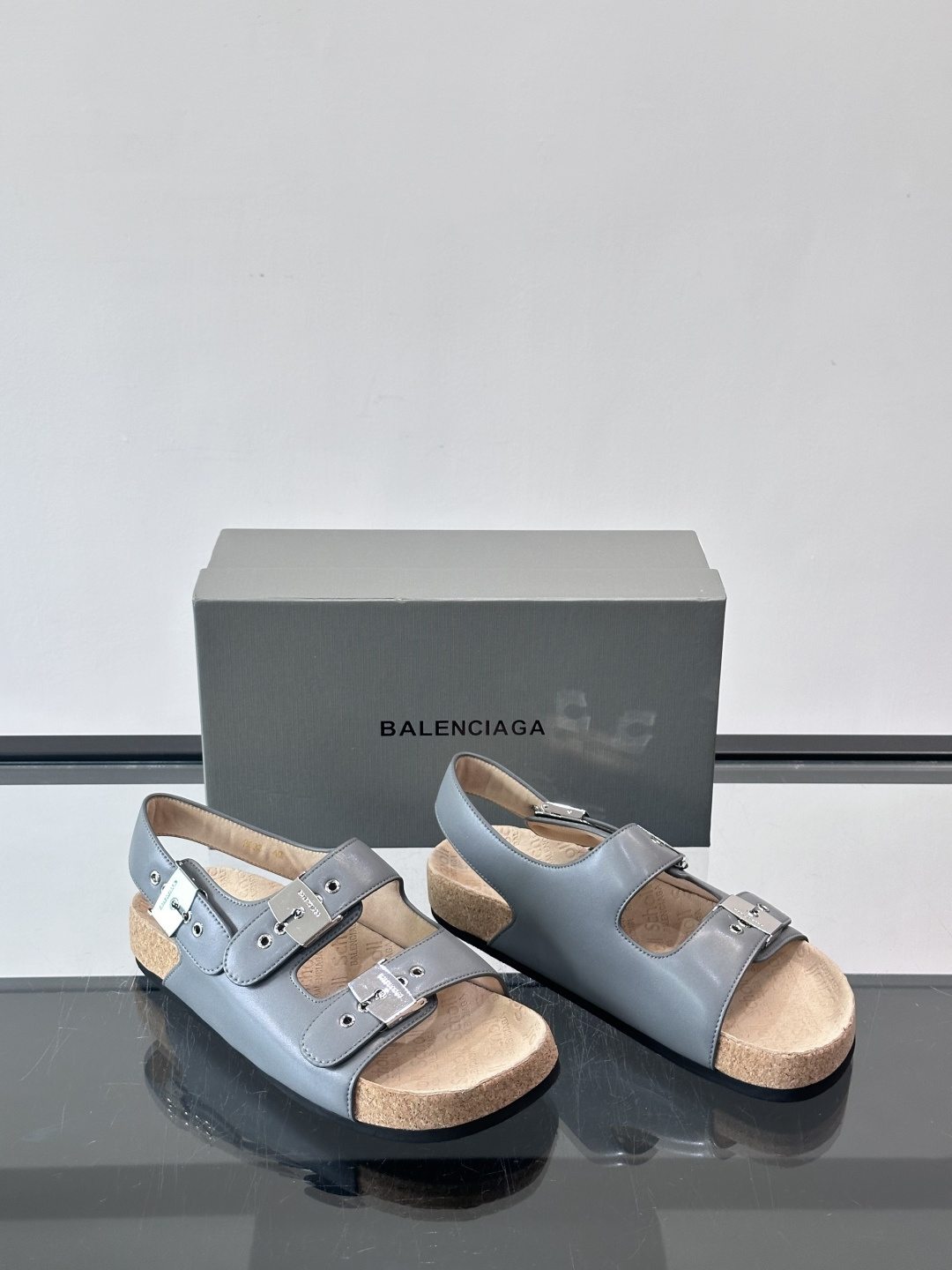 balenciaga&Birkenstock Boston联名款凉鞋🩴拖鞋，标志性双绑带+金属扣设计，牛