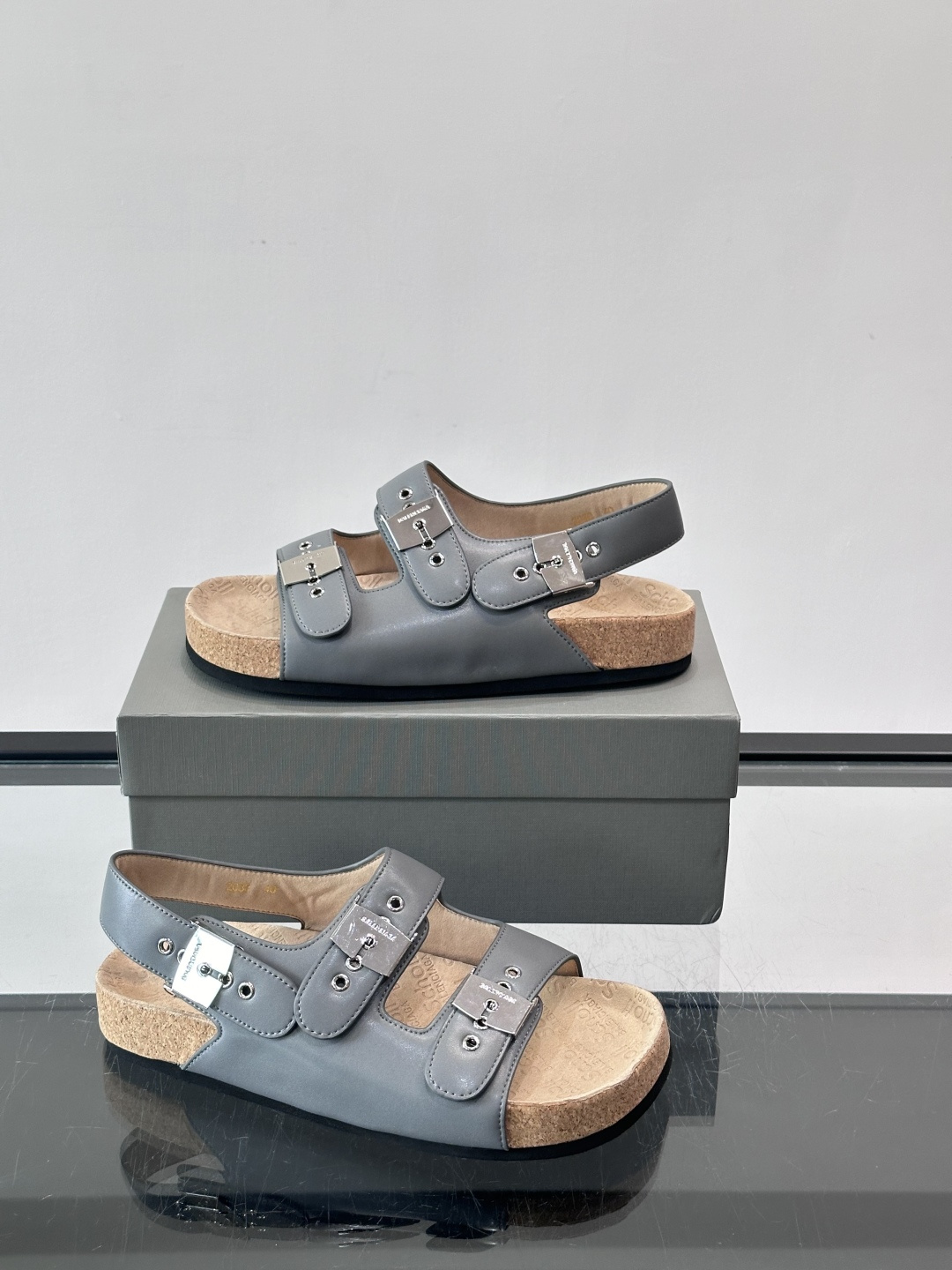 balenciaga&Birkenstock Boston联名款凉鞋🩴拖鞋，标志性双绑带+金属扣设计，牛