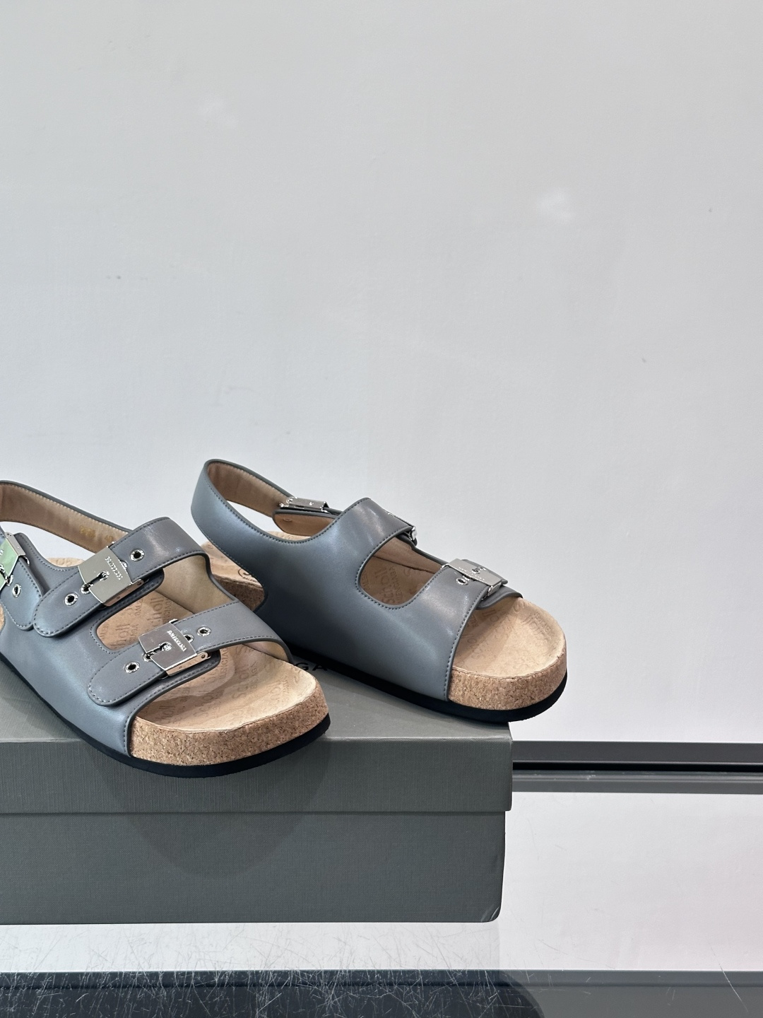 balenciaga&Birkenstock Boston联名款凉鞋🩴拖鞋，标志性双绑带+金属扣设计，牛