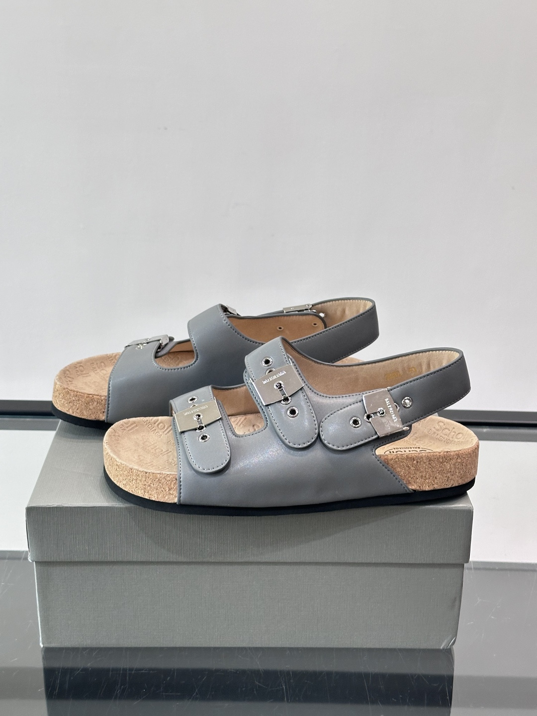 balenciaga&Birkenstock Boston联名款凉鞋🩴拖鞋，标志性双绑带+金属扣设计，牛
