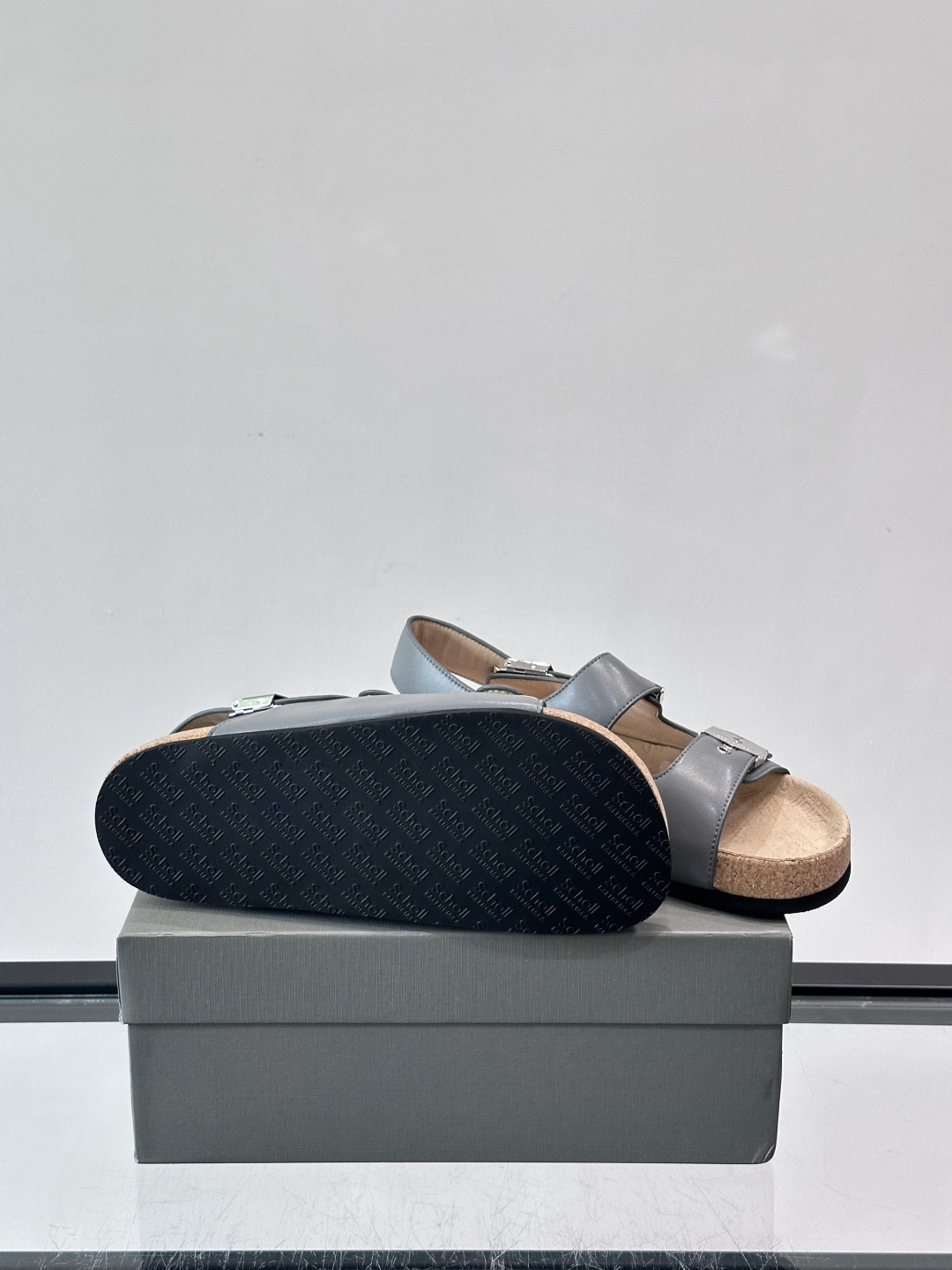balenciaga&Birkenstock Boston联名款凉鞋🩴拖鞋，标志性双绑带+金属扣设计，牛