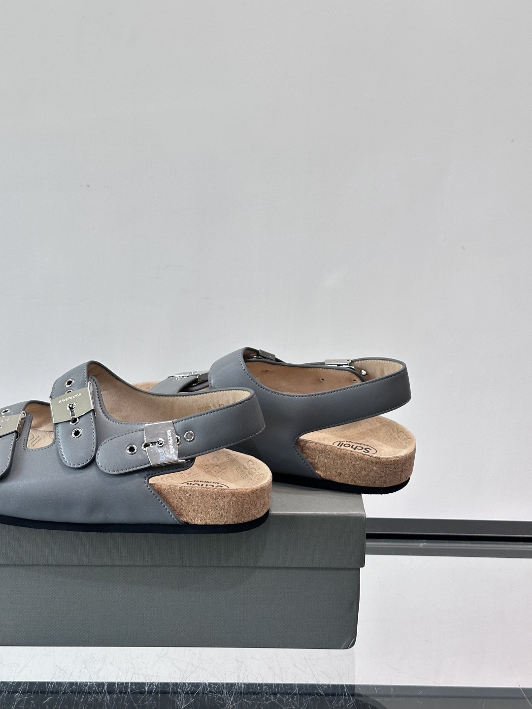 balenciaga&Birkenstock Boston联名款凉鞋🩴拖鞋，标志性双绑带+金属扣设计，牛