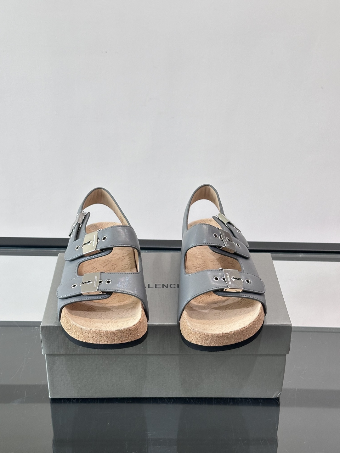 balenciaga&Birkenstock Boston联名款凉鞋🩴拖鞋，标志性双绑带+金属扣设计，牛