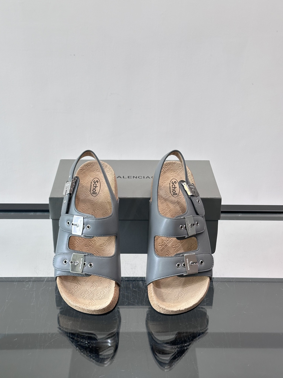 balenciaga&Birkenstock Boston联名款凉鞋🩴拖鞋，标志性双绑带+金属扣设计，牛