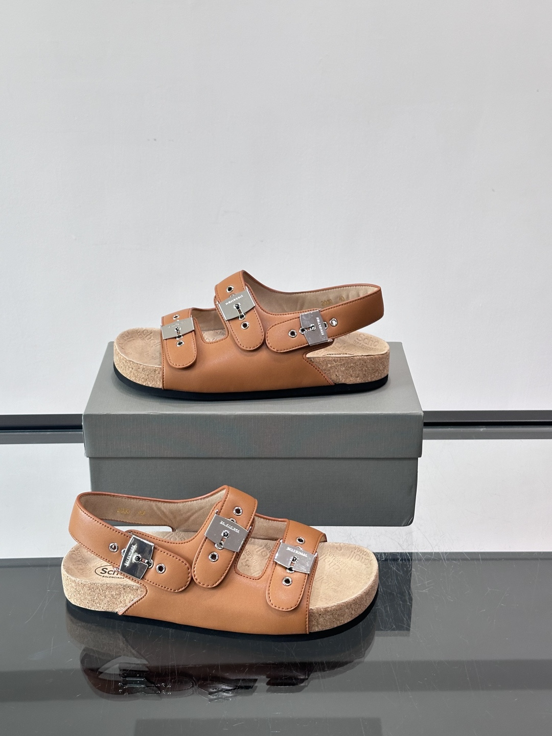 balenciaga&Birkenstock Boston联名款凉鞋🩴拖鞋，标志性双绑带+金属扣设计，牛