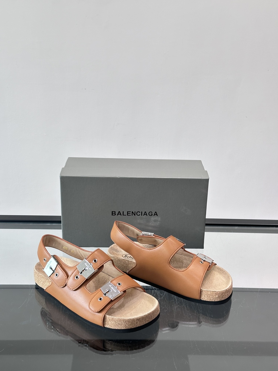 balenciaga&Birkenstock Boston联名款凉鞋🩴拖鞋，标志性双绑带+金属扣设计，牛