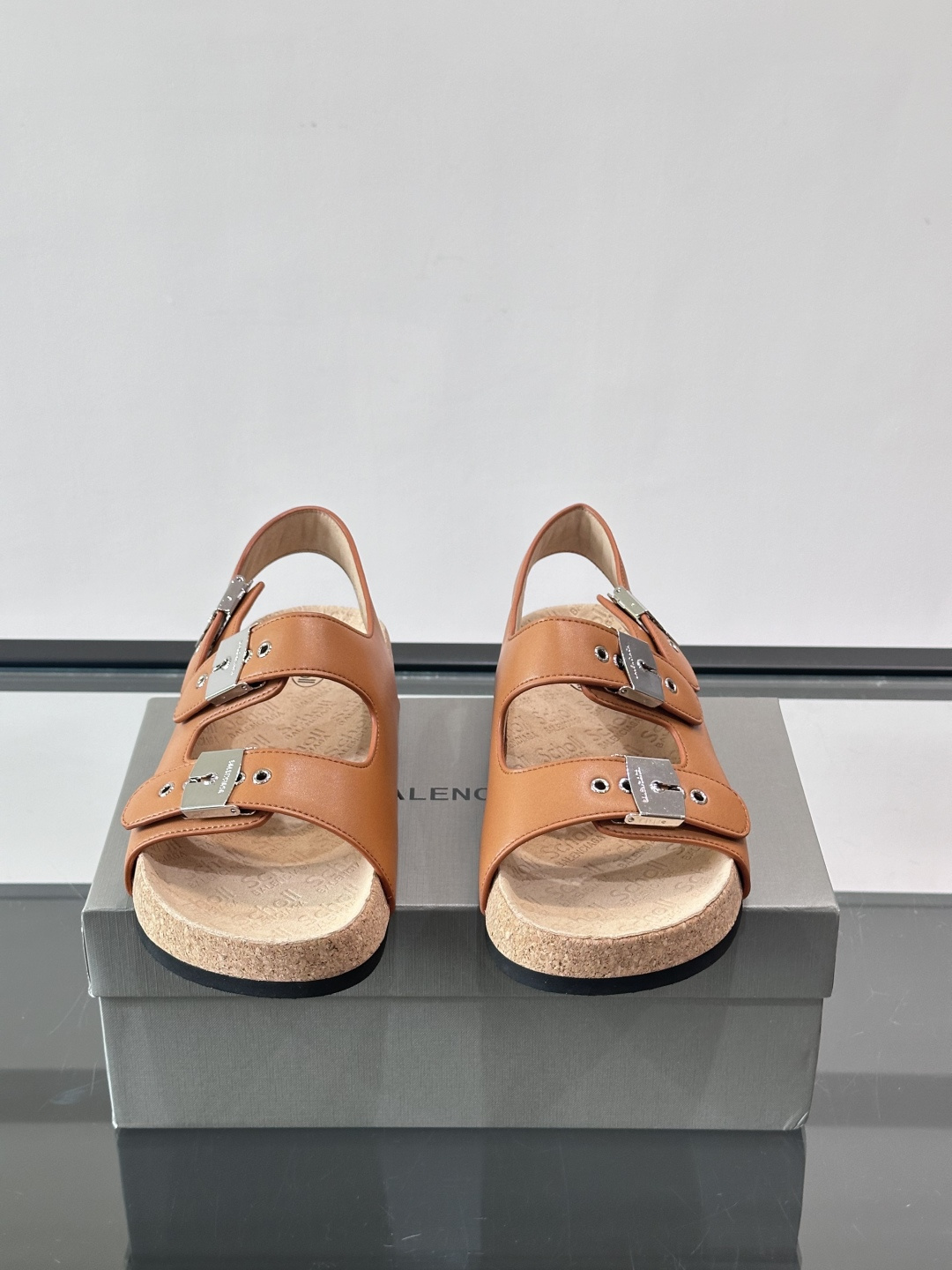 balenciaga&Birkenstock Boston联名款凉鞋🩴拖鞋，标志性双绑带+金属扣设计，牛