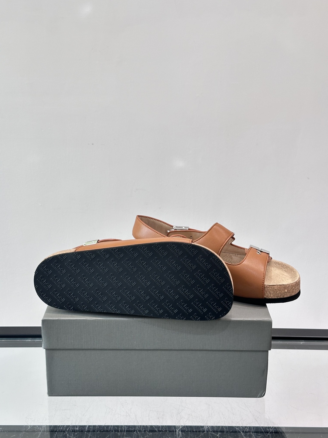 balenciaga&Birkenstock Boston联名款凉鞋🩴拖鞋，标志性双绑带+金属扣设计，牛