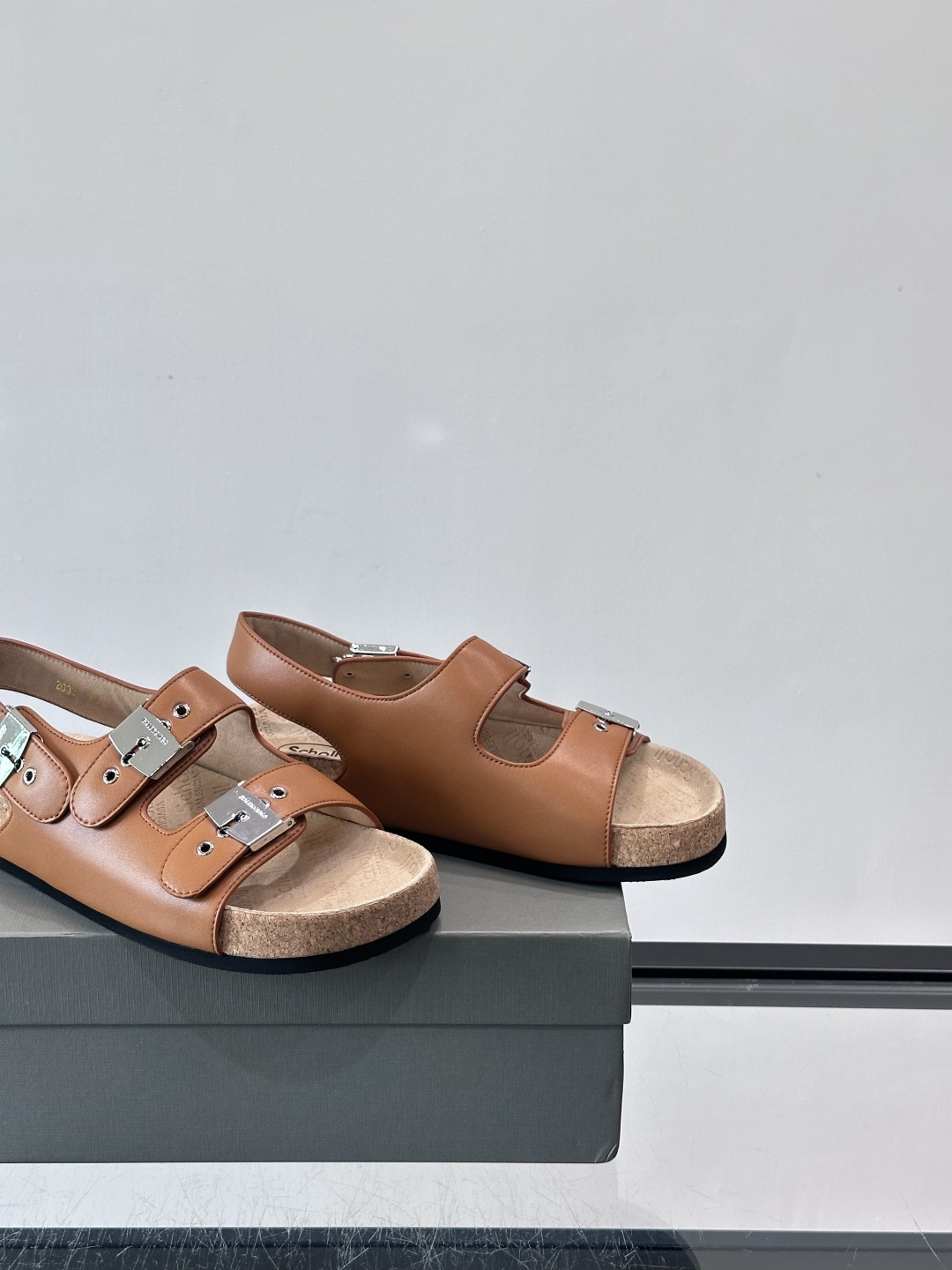 balenciaga&Birkenstock Boston联名款凉鞋🩴拖鞋，标志性双绑带+金属扣设计，牛