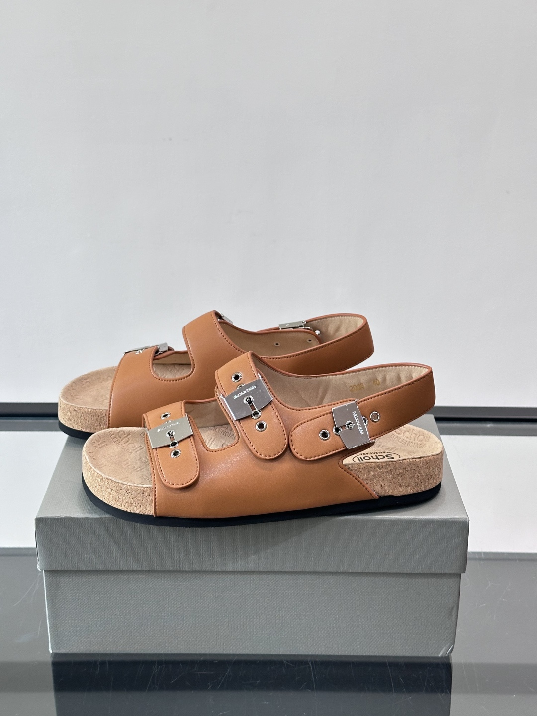 balenciaga&Birkenstock Boston联名款凉鞋🩴拖鞋，标志性双绑带+金属扣设计，牛
