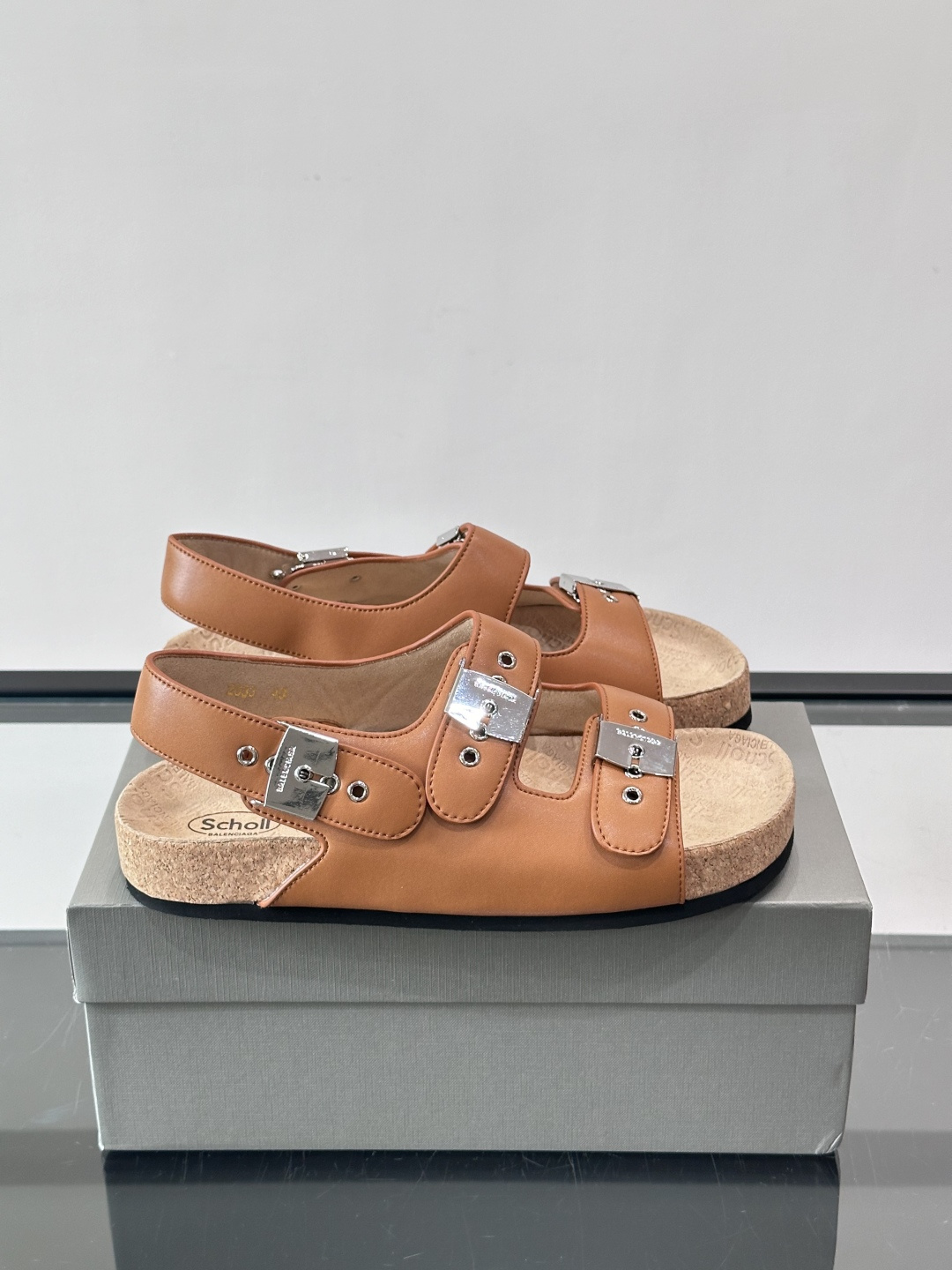 balenciaga&Birkenstock Boston联名款凉鞋🩴拖鞋，标志性双绑带+金属扣设计，牛