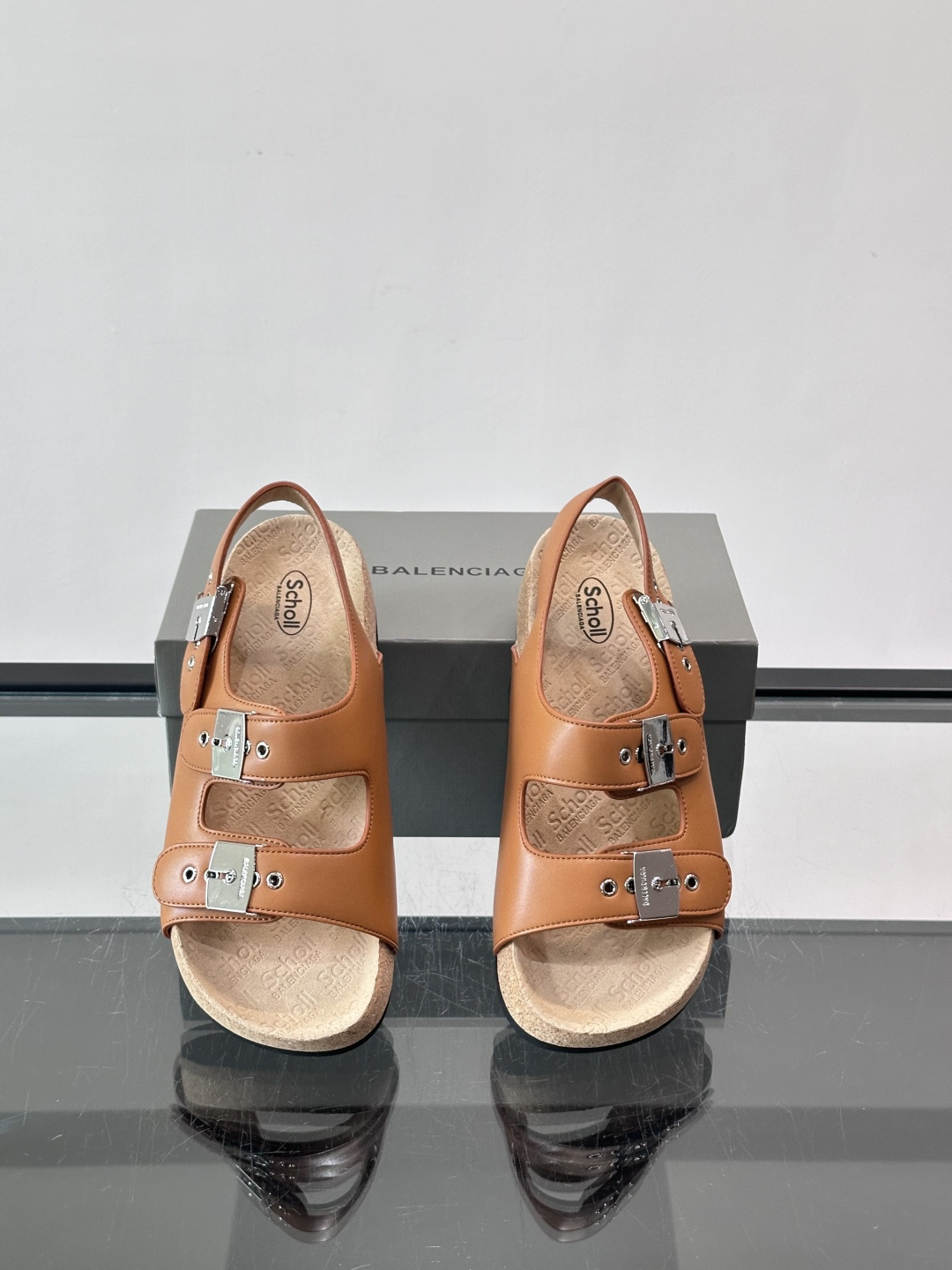 balenciaga&Birkenstock Boston联名款凉鞋🩴拖鞋，标志性双绑带+金属扣设计，牛