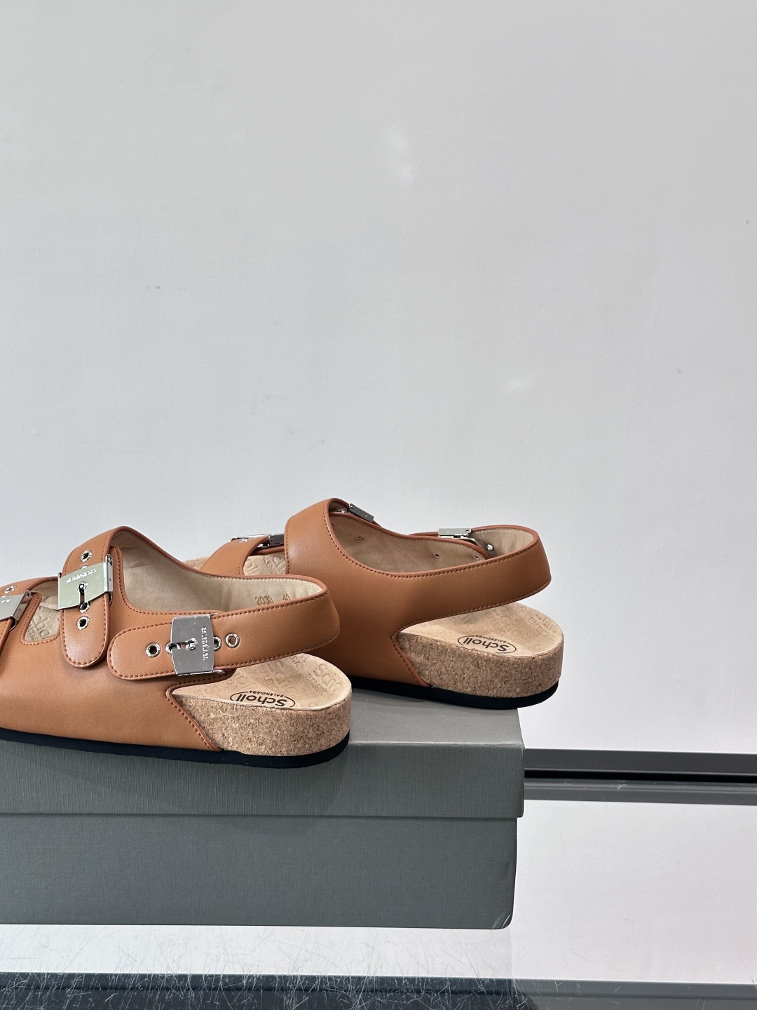 balenciaga&Birkenstock Boston联名款凉鞋🩴拖鞋，标志性双绑带+金属扣设计，牛