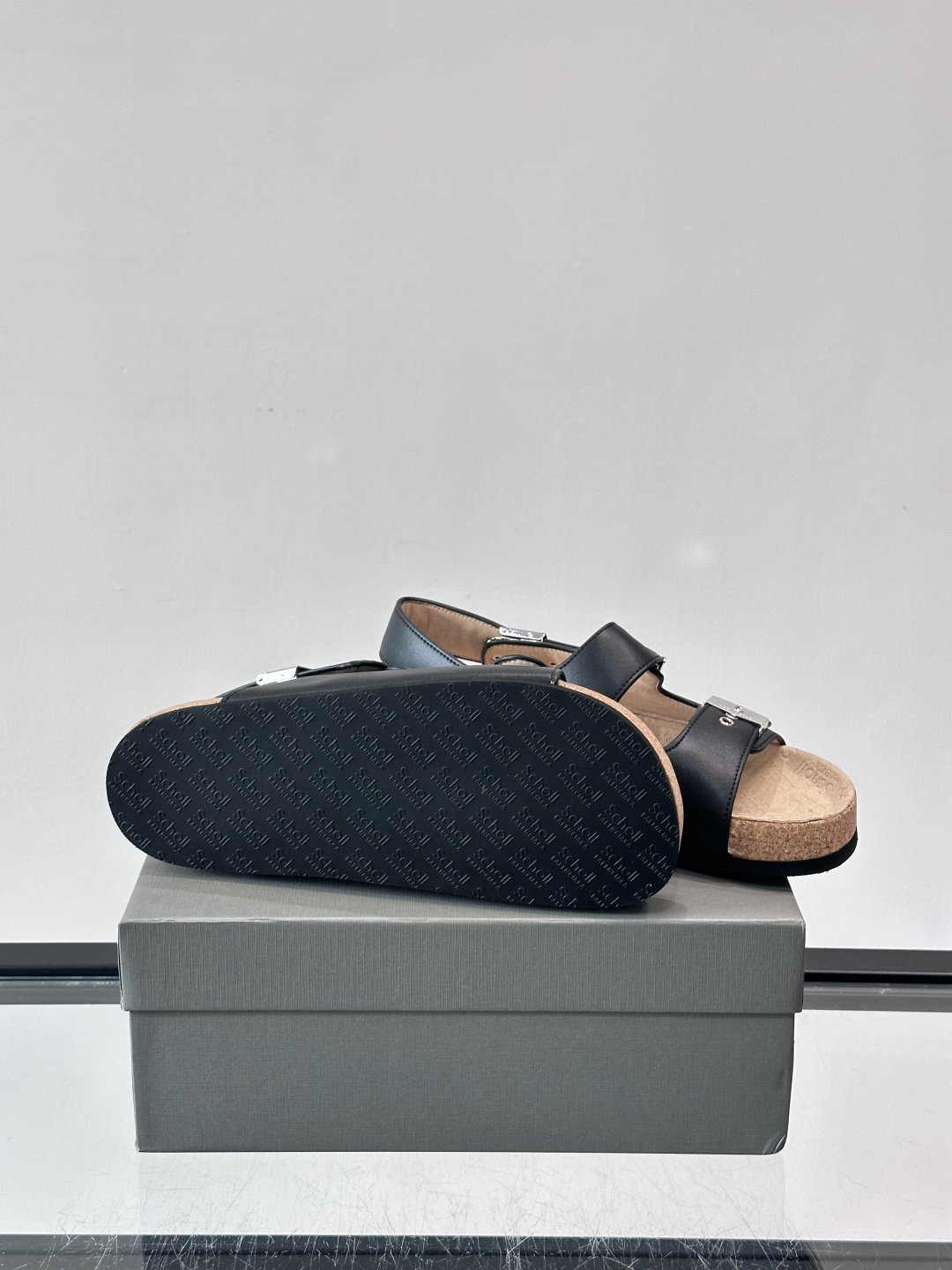 balenciaga&Birkenstock Boston联名款凉鞋🩴拖鞋，标志性双绑带+金属扣设计，牛