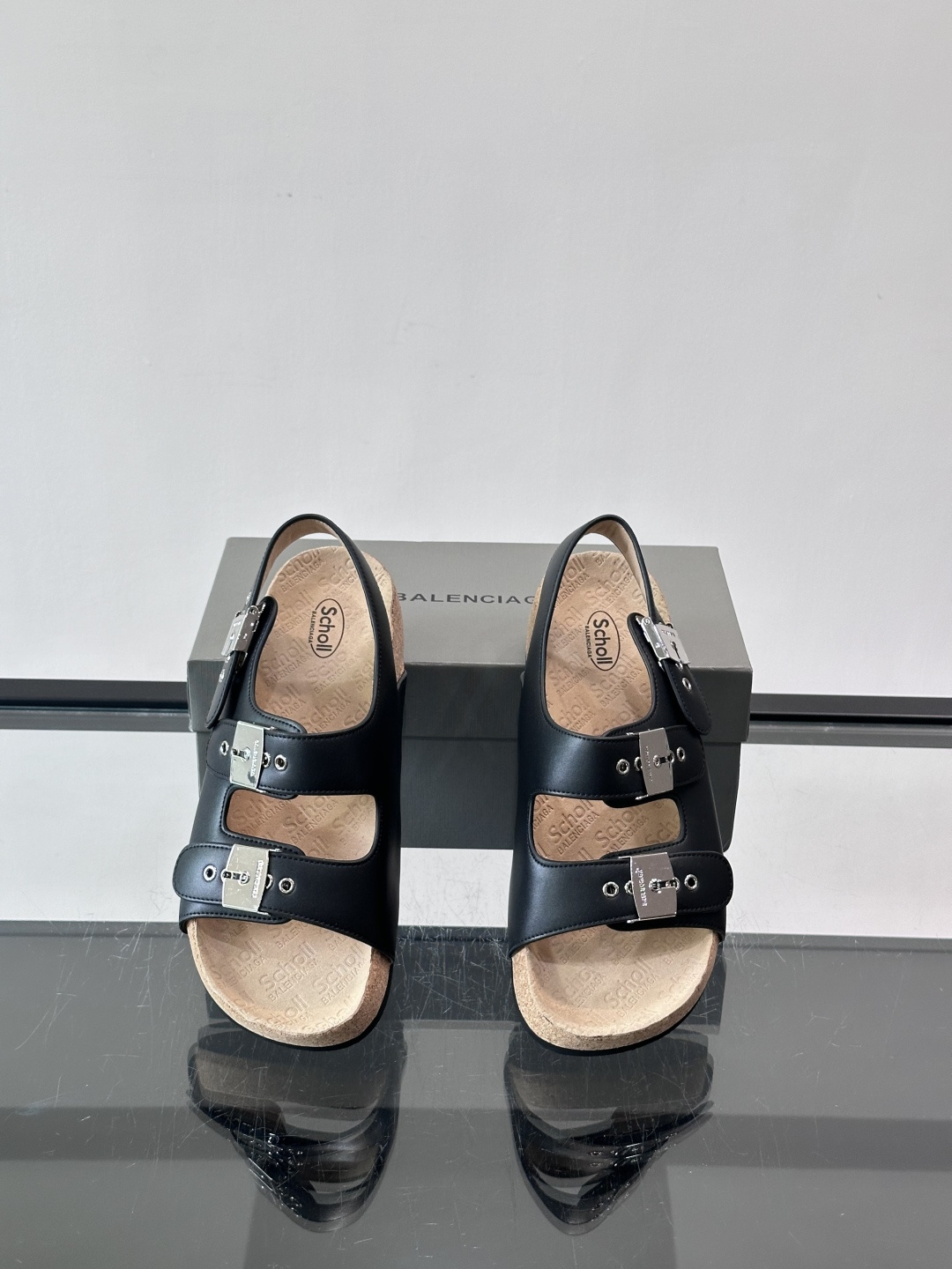 balenciaga&Birkenstock Boston联名款凉鞋🩴拖鞋，标志性双绑带+金属扣设计，牛