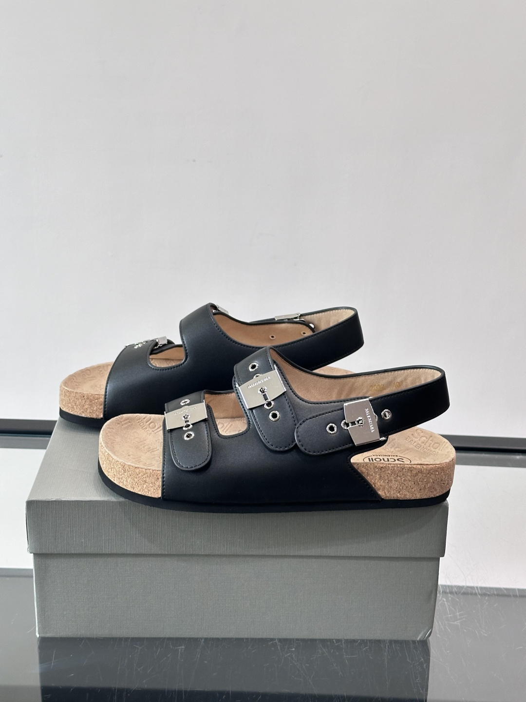 balenciaga&Birkenstock Boston联名款凉鞋🩴拖鞋，标志性双绑带+金属扣设计，牛