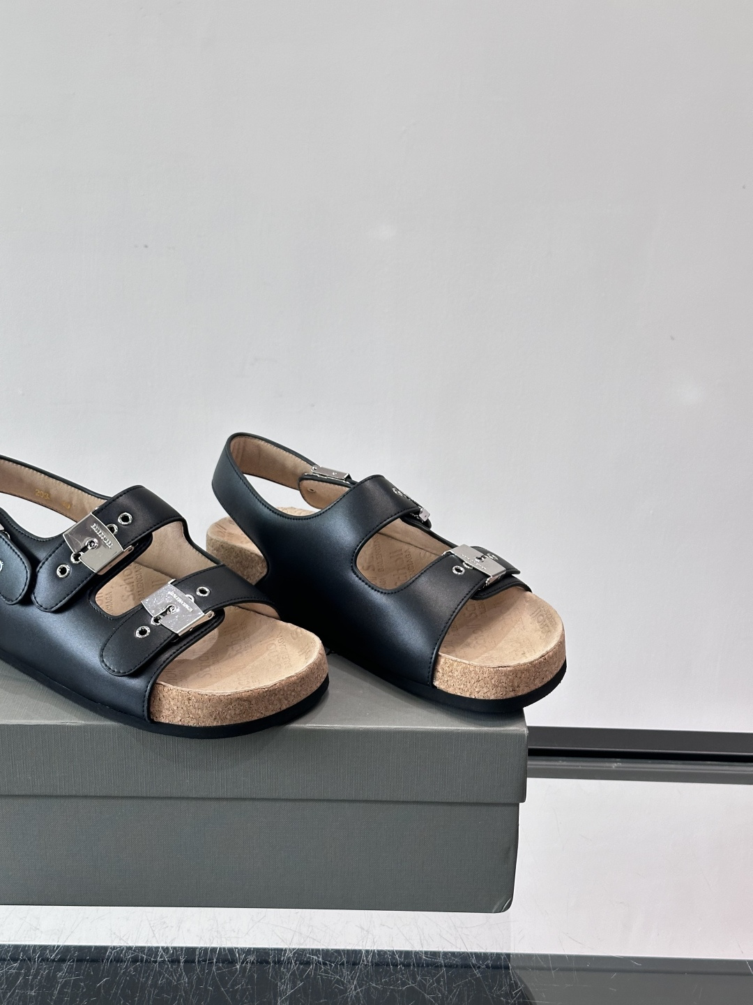 balenciaga&Birkenstock Boston联名款凉鞋🩴拖鞋，标志性双绑带+金属扣设计，牛