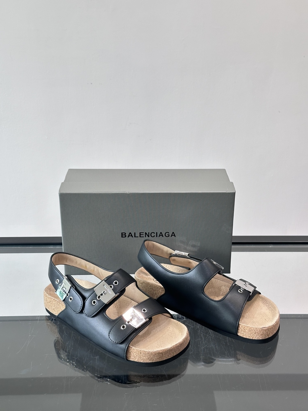 balenciaga&Birkenstock Boston联名款凉鞋🩴拖鞋，标志性双绑带+金属扣设计，牛
