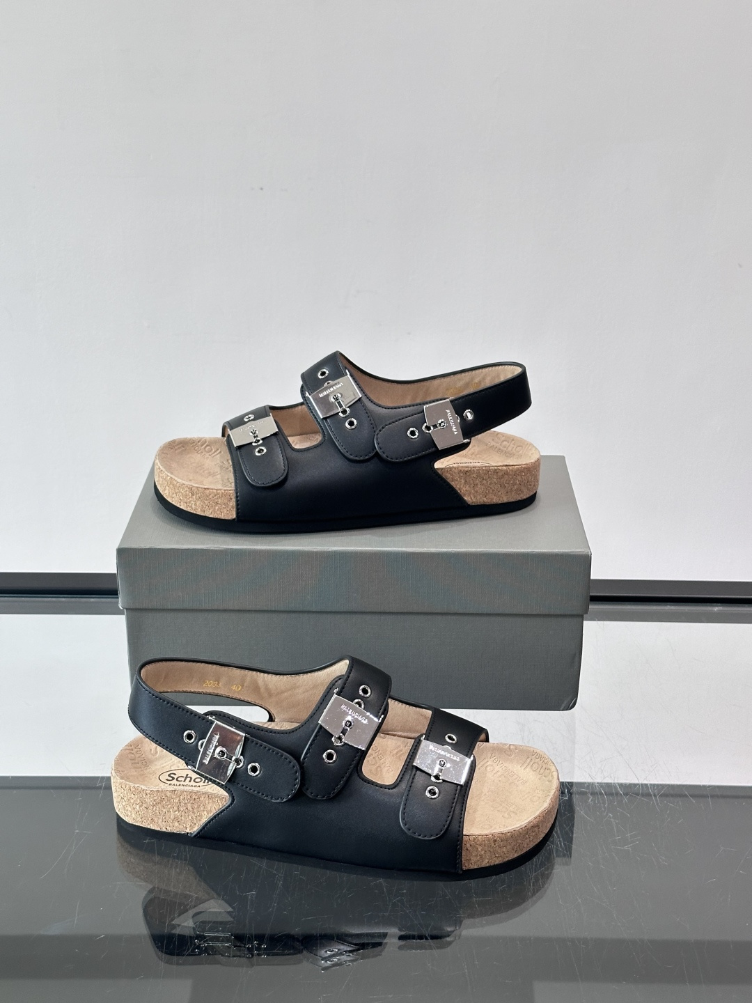 balenciaga&Birkenstock Boston联名款凉鞋🩴拖鞋，标志性双绑带+金属扣设计，牛