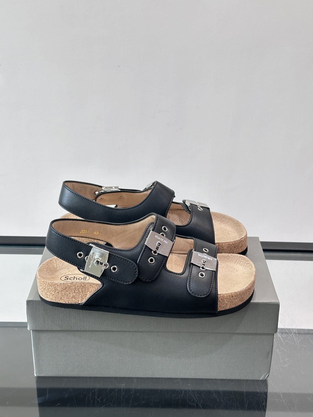 balenciaga&Birkenstock Boston联名款凉鞋🩴拖鞋，标志性双绑带+金属扣设计，牛