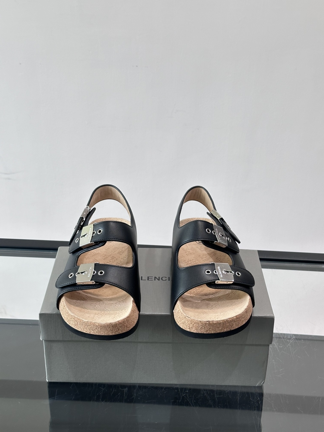 balenciaga&Birkenstock Boston联名款凉鞋🩴拖鞋，标志性双绑带+金属扣设计，牛