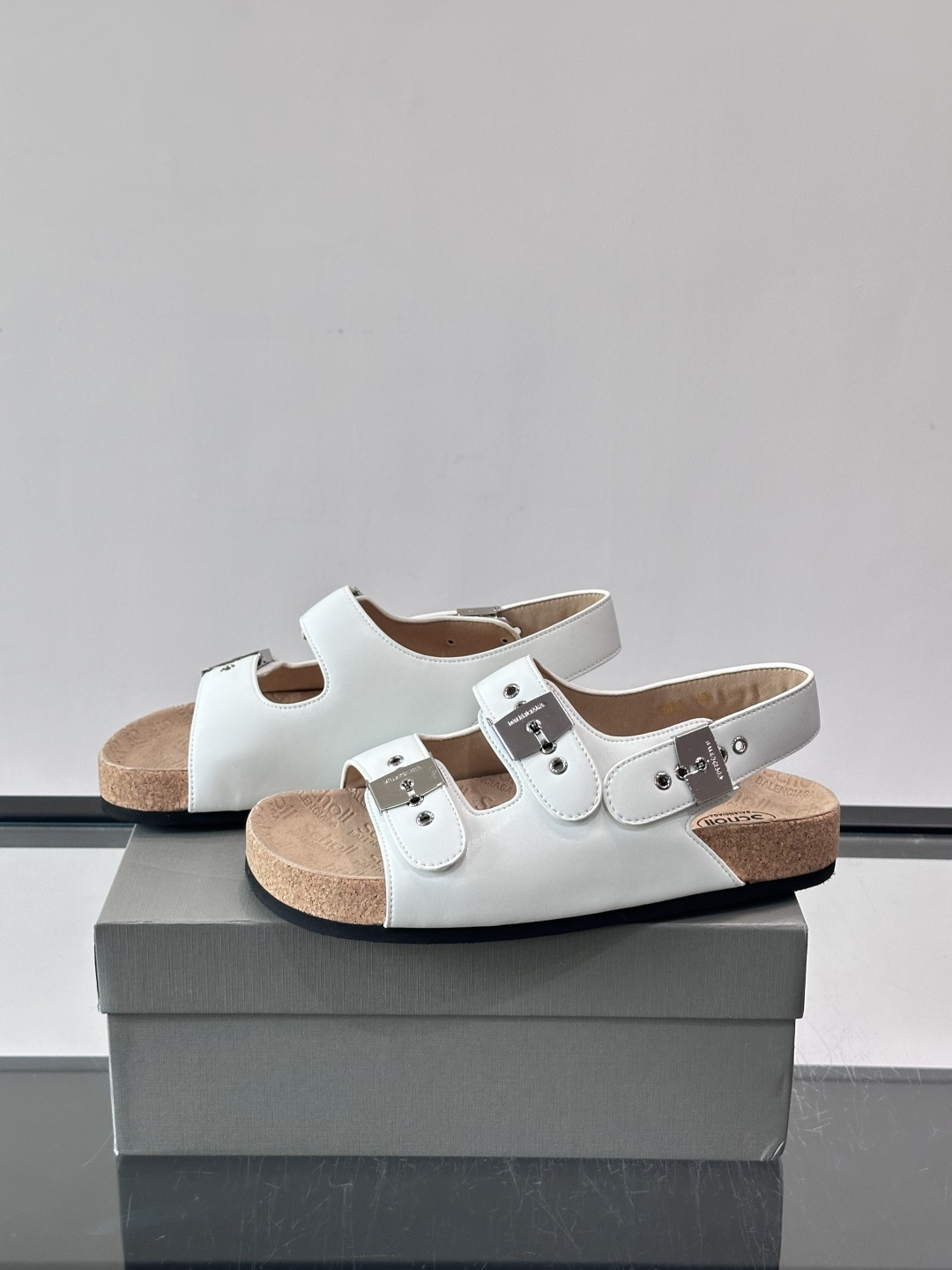 balenciaga&Birkenstock Boston联名款凉鞋🩴拖鞋，标志性双绑带+金属扣设计，牛