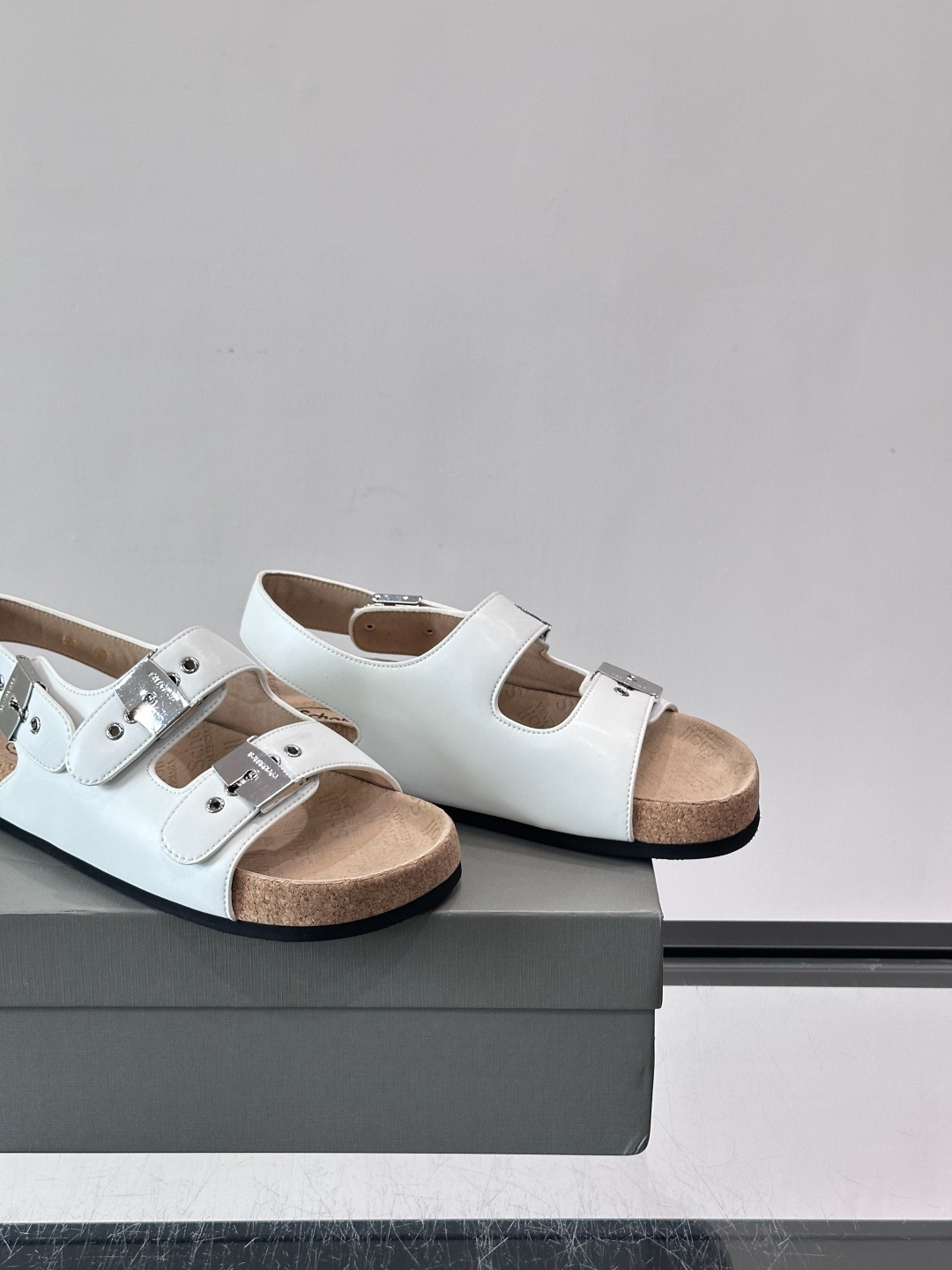 balenciaga&Birkenstock Boston联名款凉鞋🩴拖鞋，标志性双绑带+金属扣设计，牛
