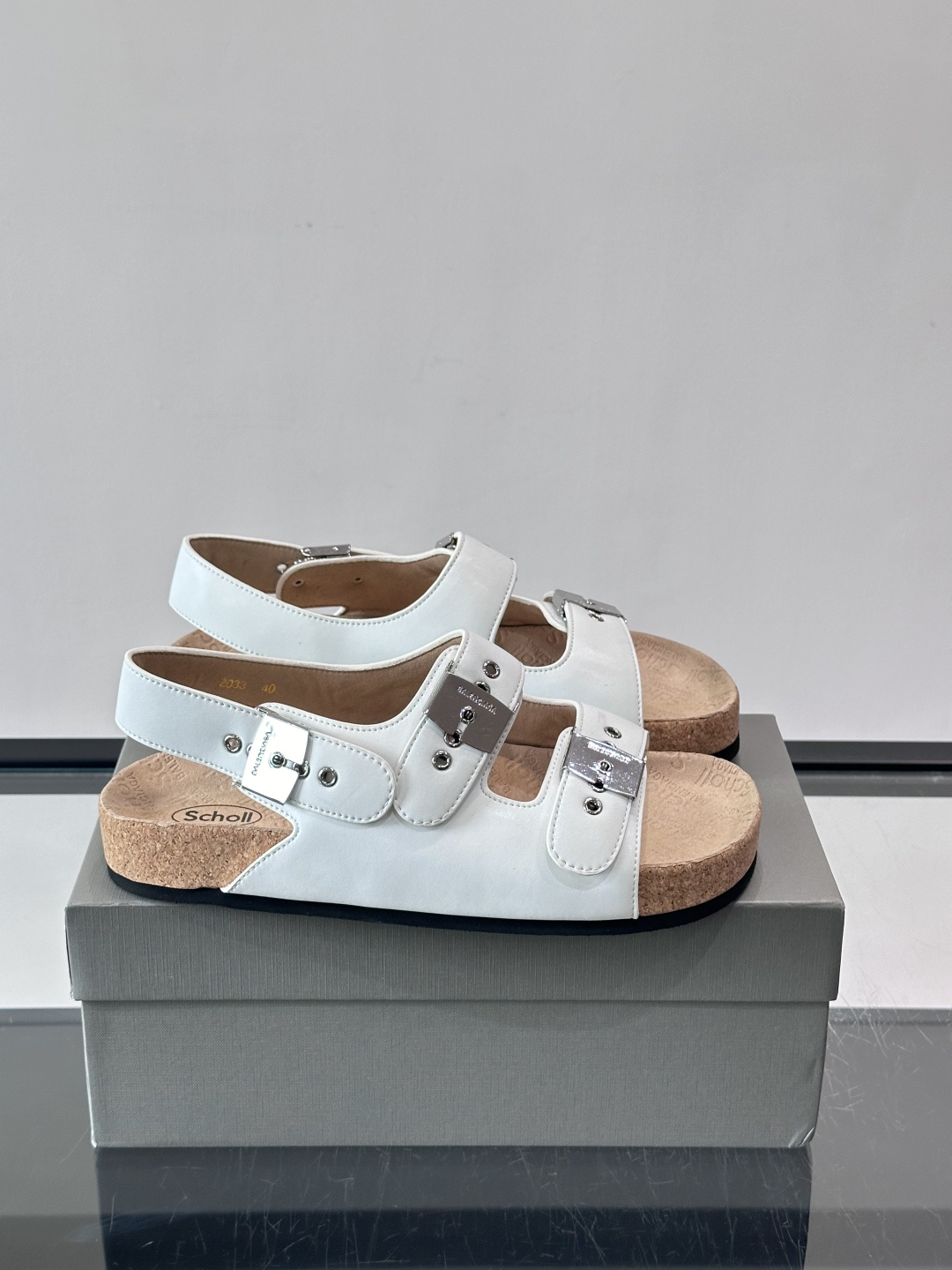balenciaga&Birkenstock Boston联名款凉鞋🩴拖鞋，标志性双绑带+金属扣设计，牛