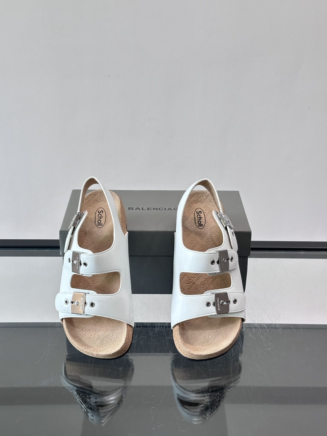 balenciaga&Birkenstock Boston联名款凉鞋🩴拖鞋，标志性双绑带+金属扣设计，牛