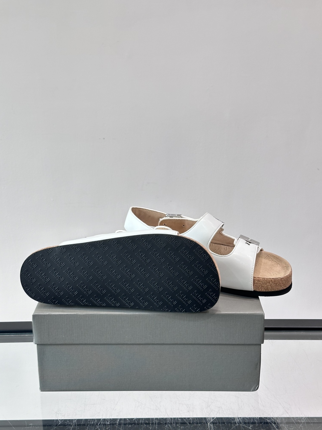 balenciaga&Birkenstock Boston联名款凉鞋🩴拖鞋，标志性双绑带+金属扣设计，牛