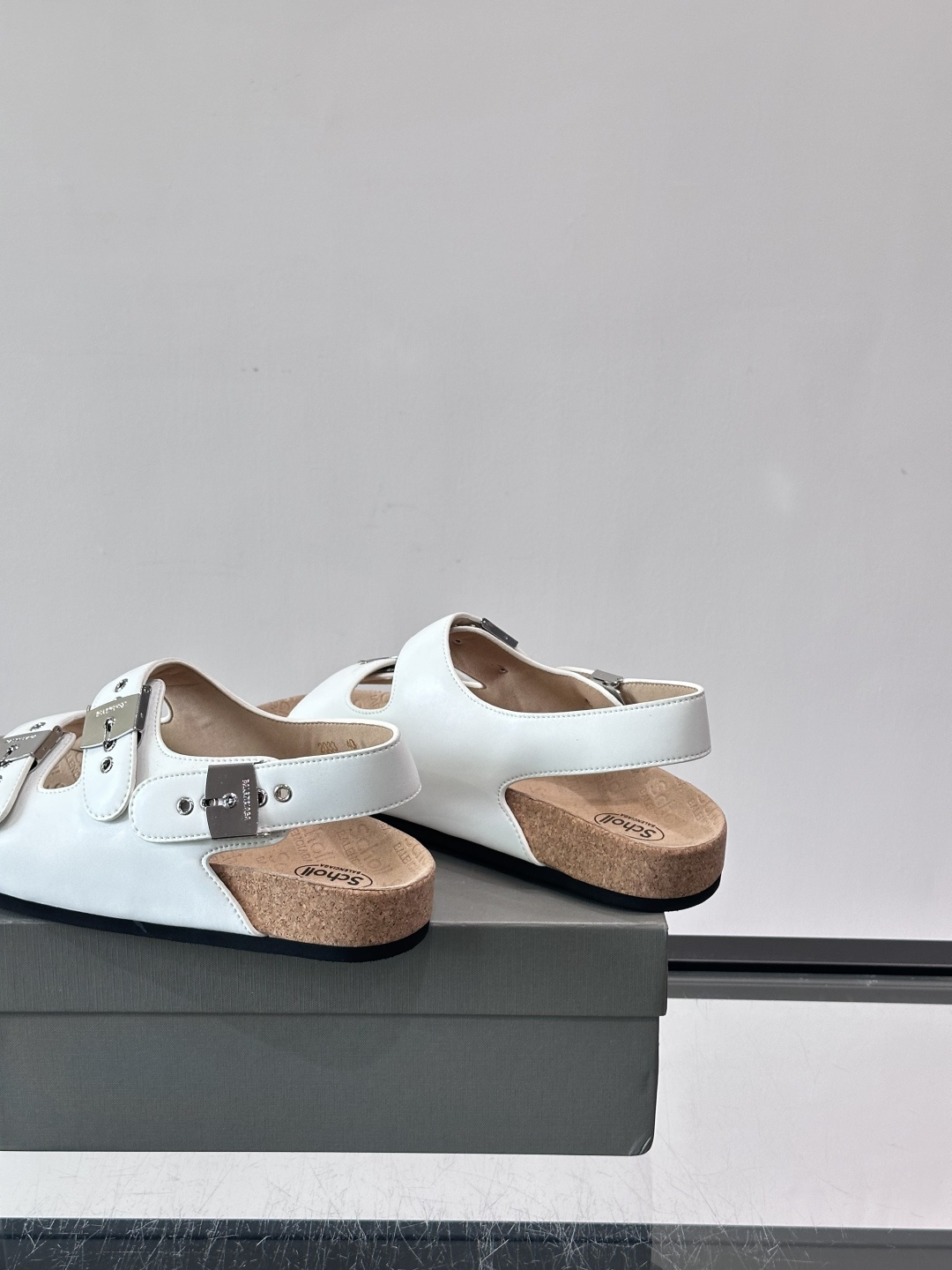 balenciaga&Birkenstock Boston联名款凉鞋🩴拖鞋，标志性双绑带+金属扣设计，牛