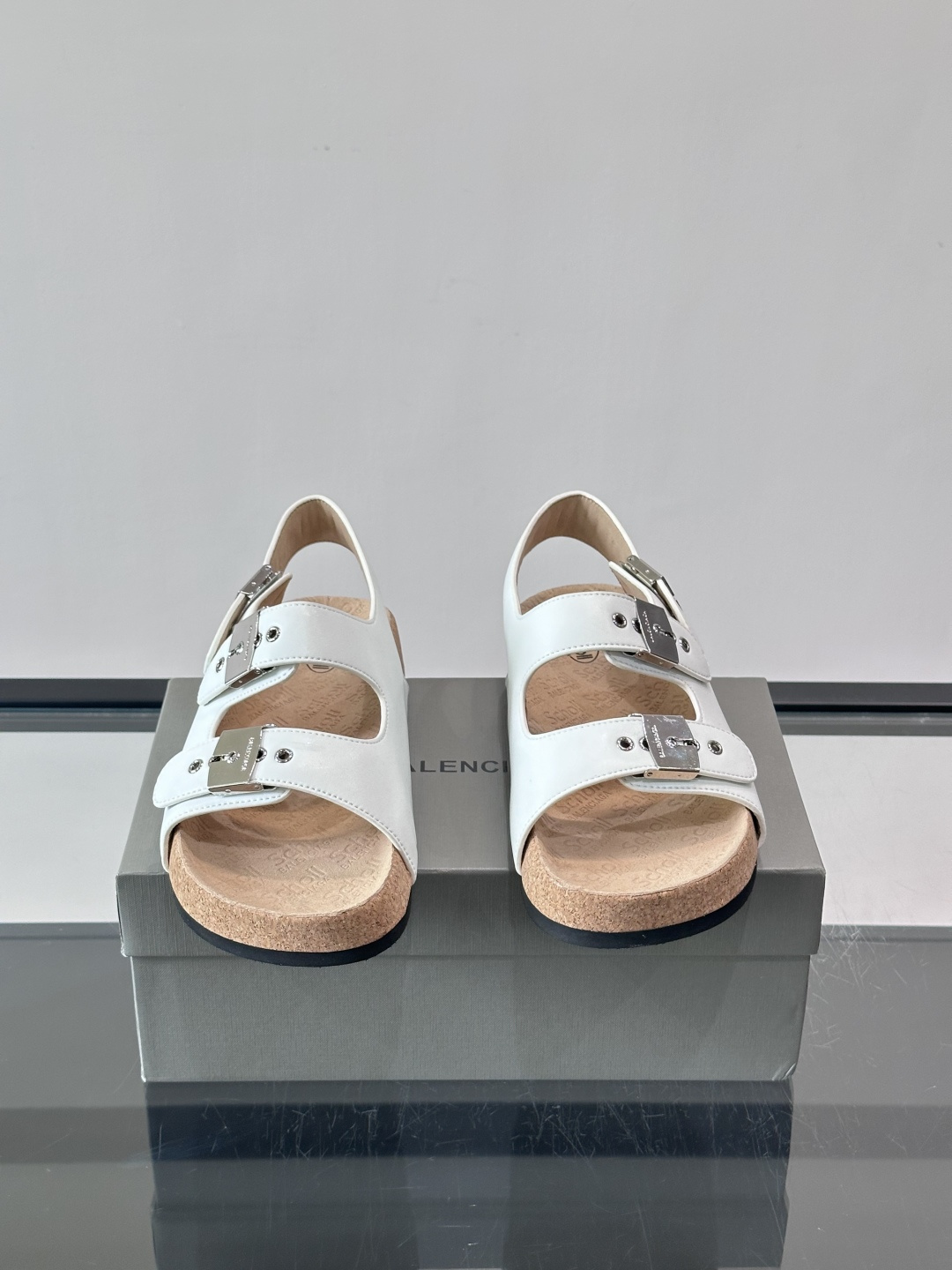 balenciaga&Birkenstock Boston联名款凉鞋🩴拖鞋，标志性双绑带+金属扣设计，牛