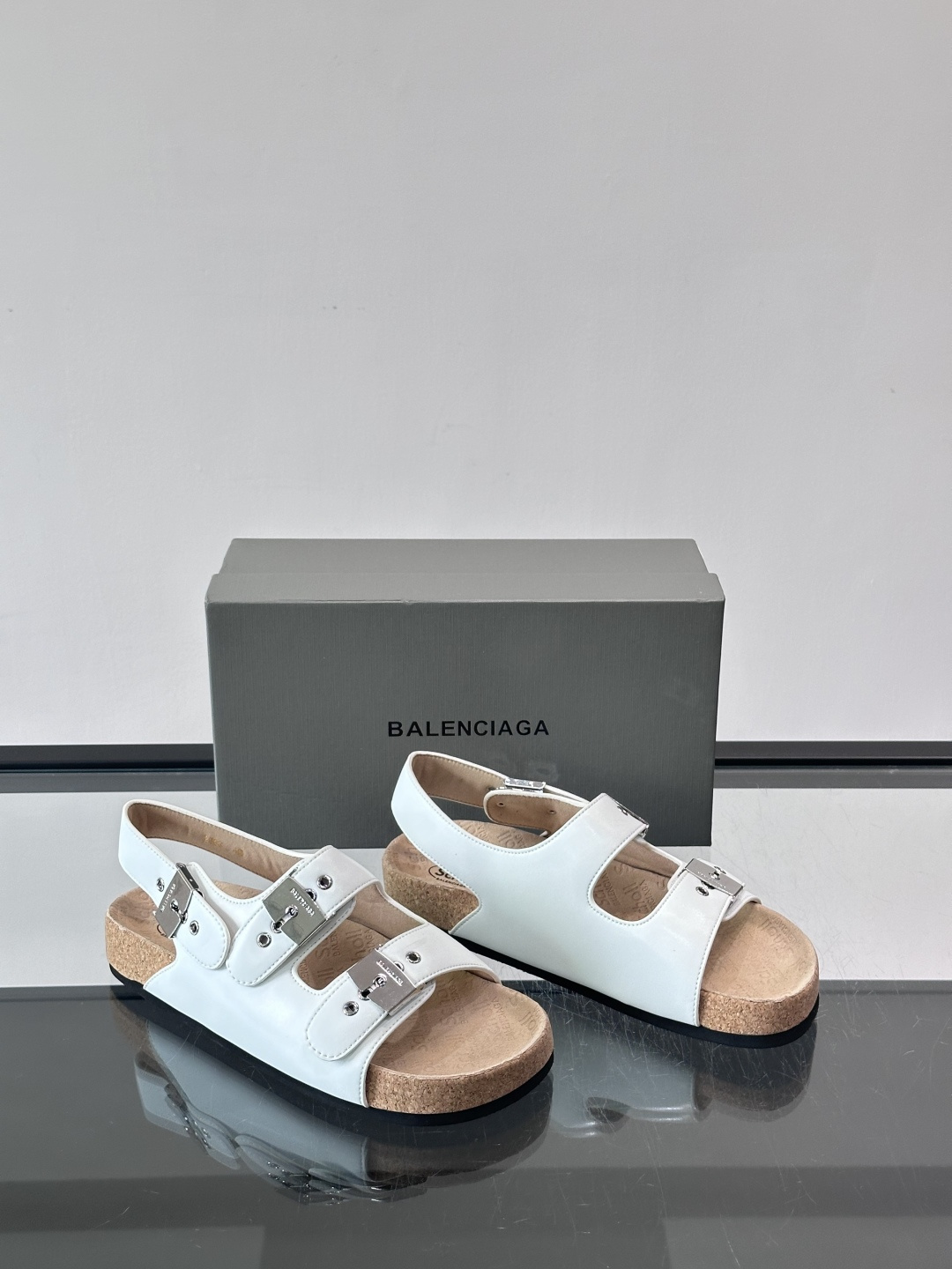 balenciaga&Birkenstock Boston联名款凉鞋🩴拖鞋，标志性双绑带+金属扣设计，牛
